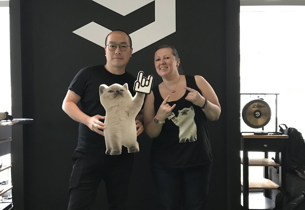 TSS 總經理 Holly 向 9GAG 執行長 Ray 展示 TSS 吉祥物 - 巨大型搖滾貓 TODD
