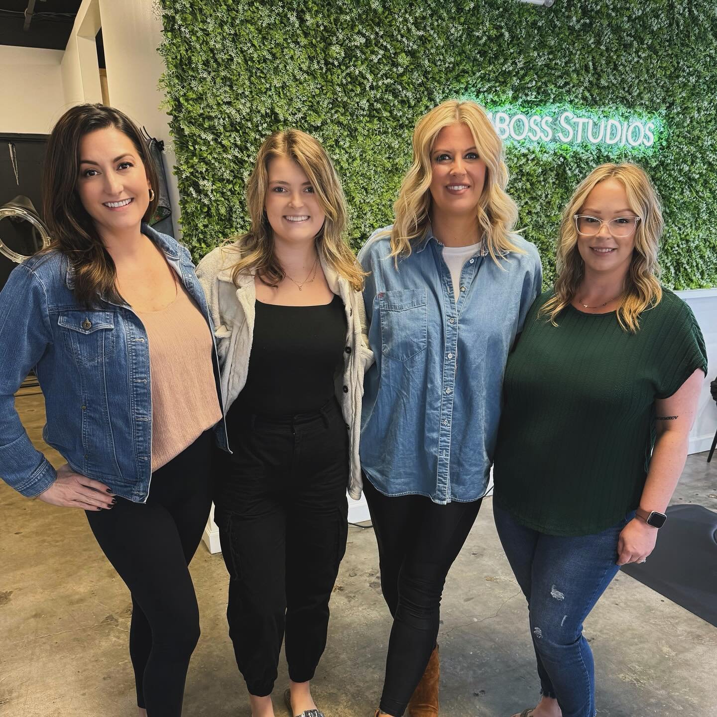 Thank you @ashlyrosehair for an amazing @hanzonation cutting class. We are so excited about the things you shared and to taking those concepts back to our guests!
Thank you @embossstudios for hosting and welcoming us this morning. 🙌🏼✂️