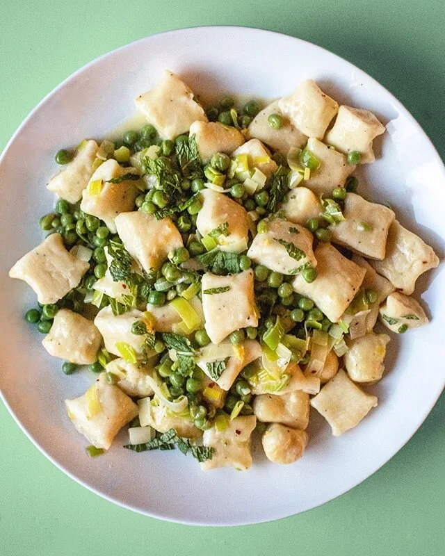 This is the only gnocchi we&rsquo;ll eat from now on. Light, bright and fluffy Springy Ricotta Gnocchi with Peas and Herbs. We added some leeks to add even more spring flavors to the dish. Recipe by @sarahjampel @basically
&bull;
&bull;
&bull;
&bull;
