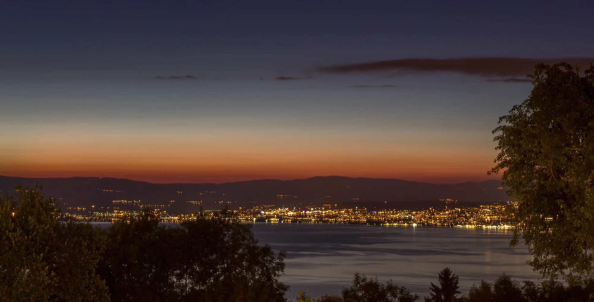 Lacul Leman si luminile din Lausanne