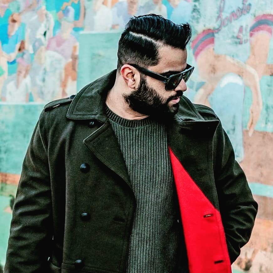 Our friend @mohammedalnazal serving looks. 🔥🔥🔥You can  pair our sunglasses with any look, casual or suited. Our 200S comes in 5 different color variations.

Please go check out @mohammedalnazal for some stunning men's daily fashion inspiration.

V