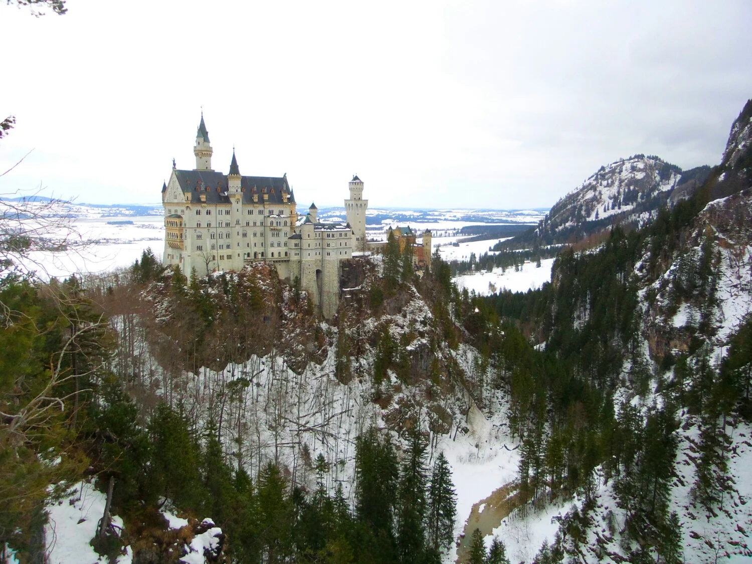 Spectacular view of the castle from the bridge