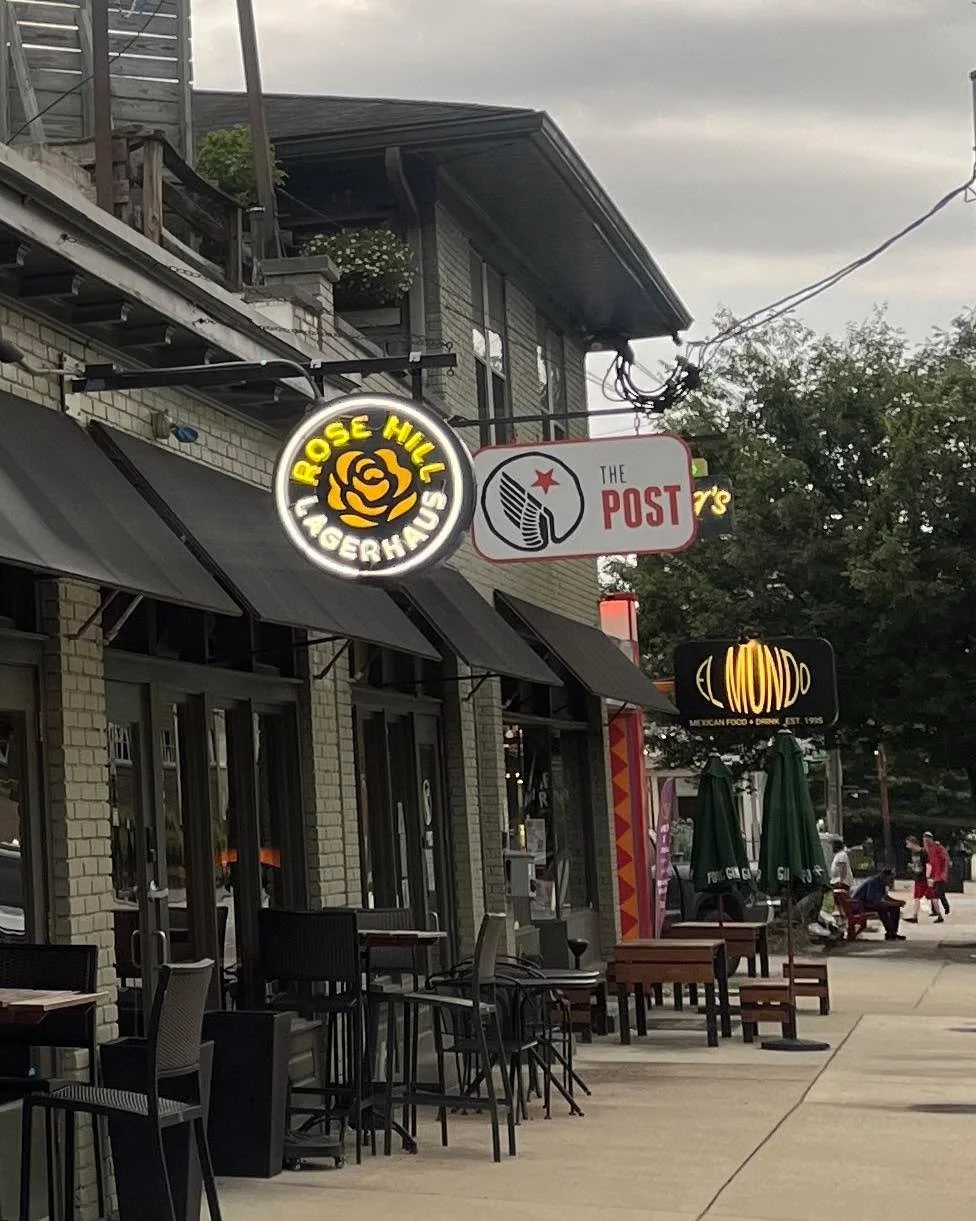 What&rsquo;s that?? All you want for Christmas is the Hot Chicken and Waffle pizza? Well you&rsquo;re in luck, Deer Park is open on Christmas from 4pm-10pm. 🎁🎄🐓🧇🐓🧇🎄🎁
Come support our neighbors rosehill.lagerhaus  and get cozy with a pint and 