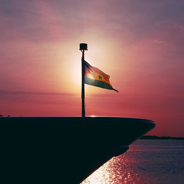 Our deepest condolences to all families in Ghana that lost their loved ones due to the recent floods. Today is a sad day. Stray strong dear Ghana.
#prayforghana #ghana #accra // Photo: Tom Reese // Edit: @pinaf