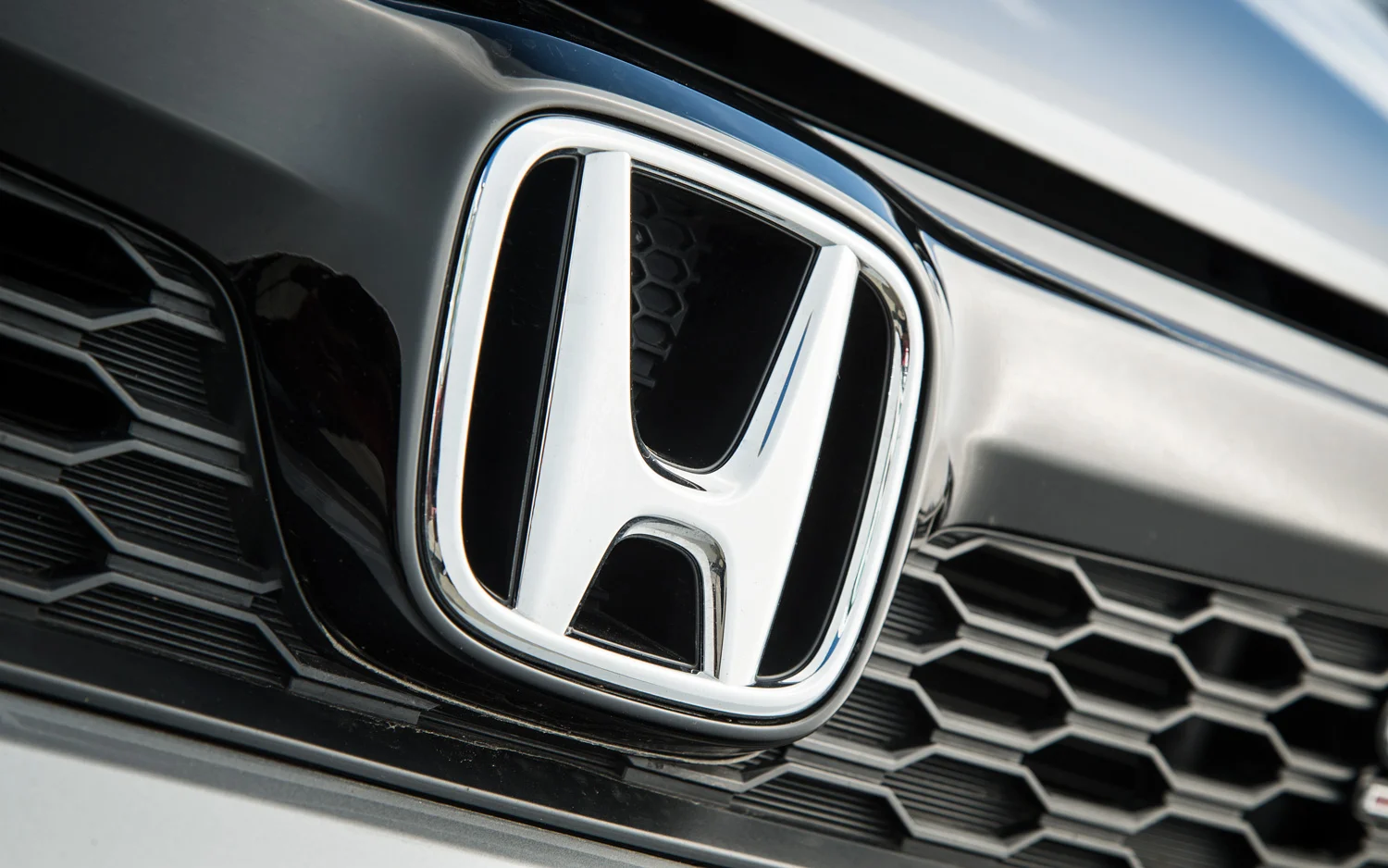 2012-honda-civic-si-front-emblem.jpg
