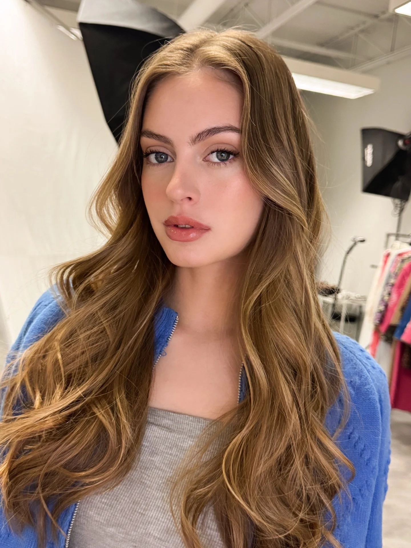 Babe waves and glowy makeup? ✅ 

Starting off this new year with multiple gigs including this nice ecomm shoot to complete the campaign we shot last year. 

The beautiful @jane_a_allen was so nice and it was a pleasure creating this simple but beauti