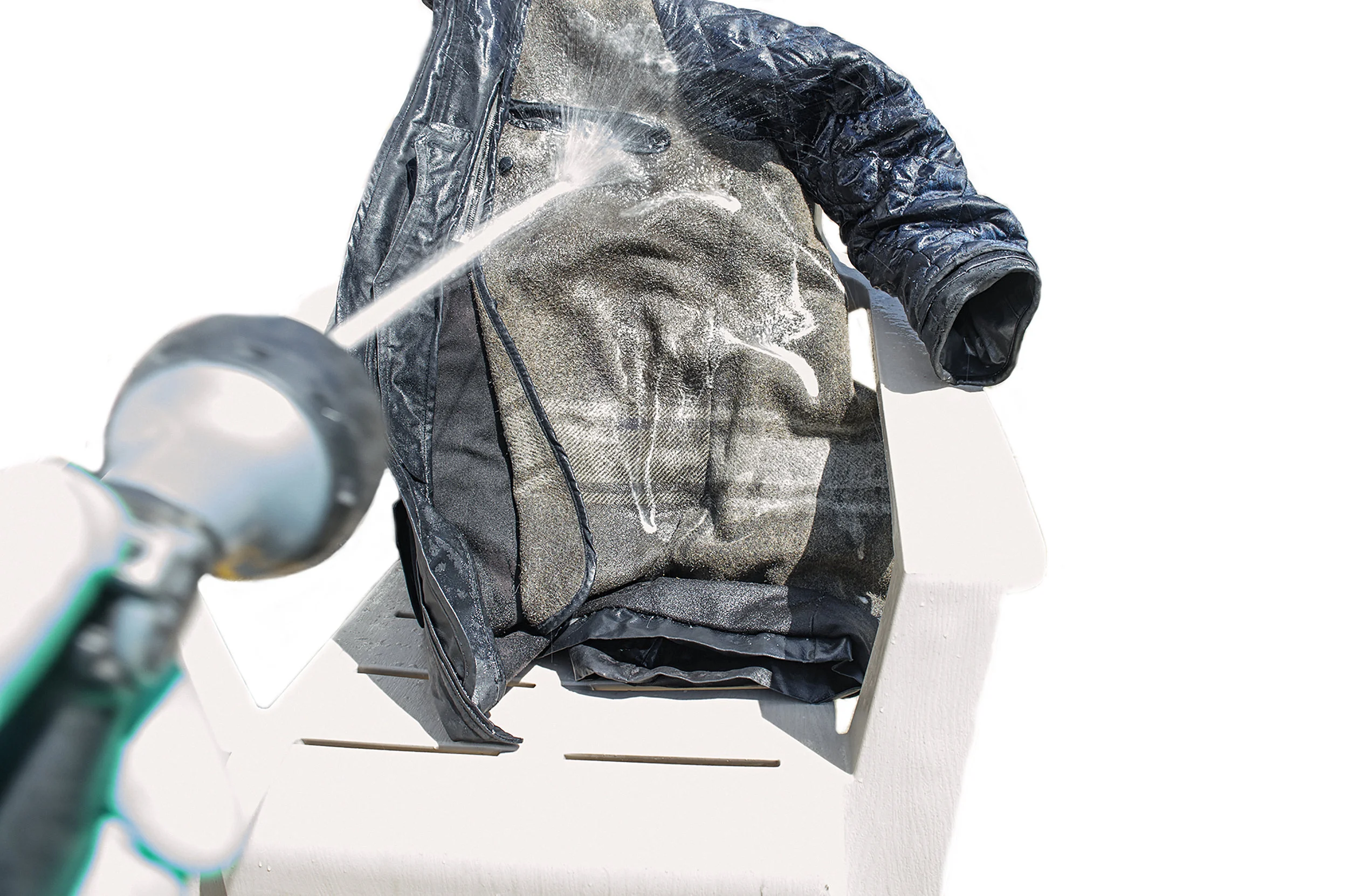 Step 3. Clean the wool lining of the coat with a light detergent spray, and finish off with a pressure water rinse