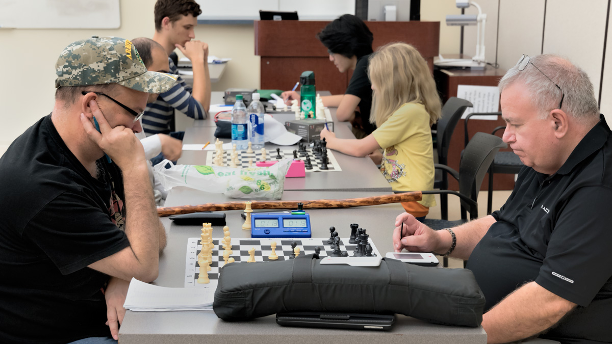 Charles Bell (1285) (L) vs Tom Van Den Abell (1051) (R) in the final round of the tournament.