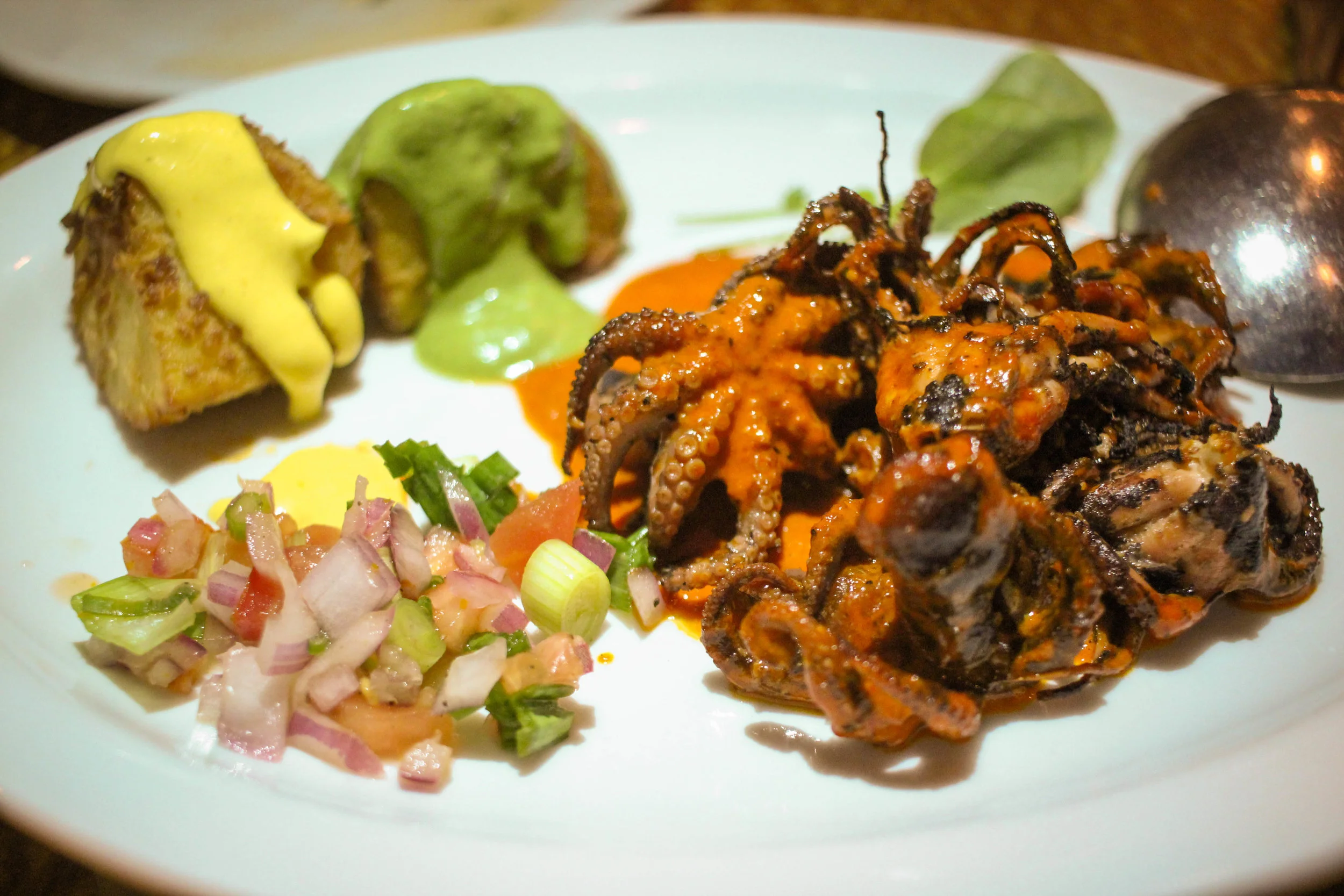 Pulpito Bebe: Baby octopus, papitas dorada & ocupa