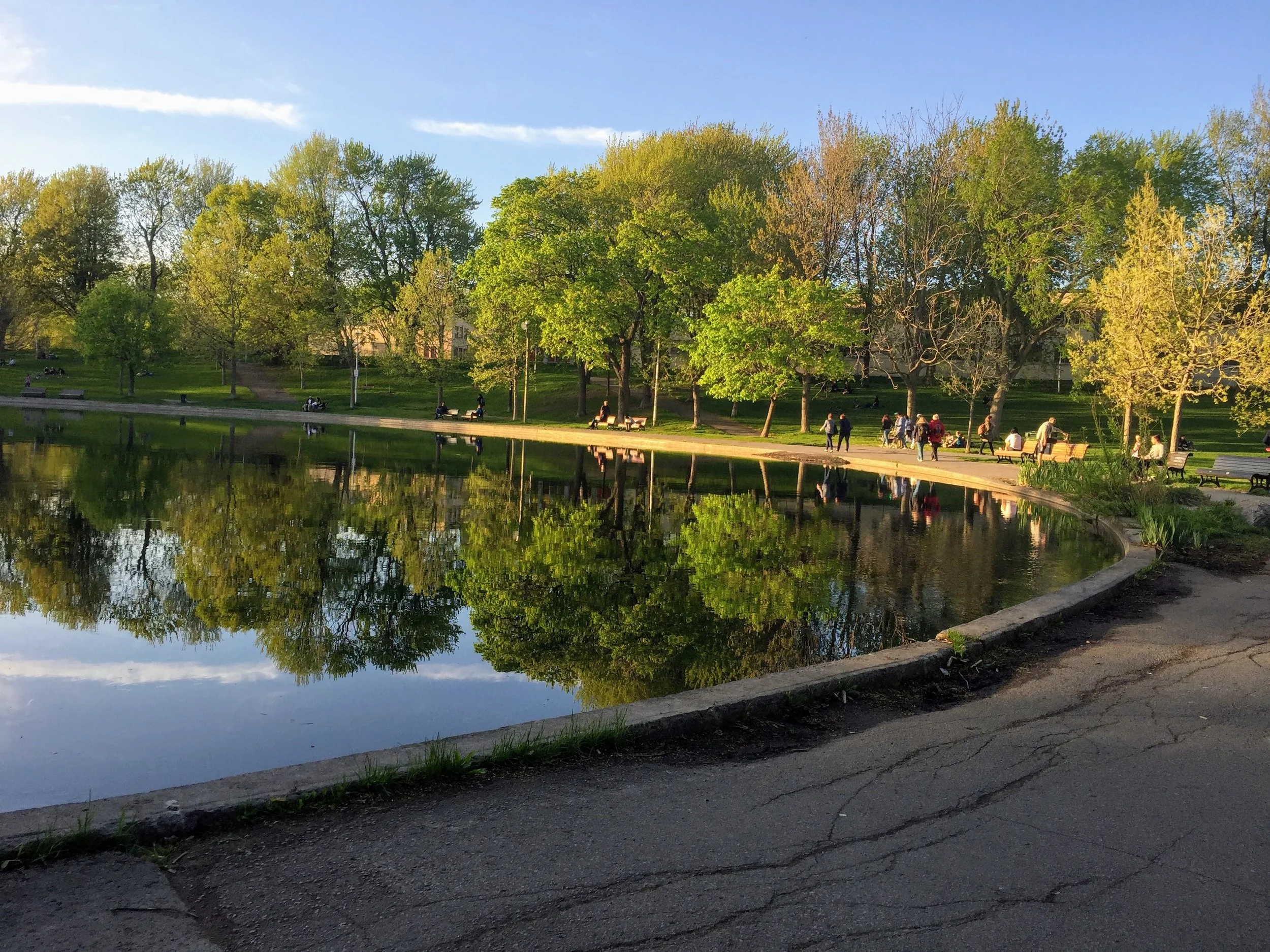 Sunset stroll through Lafontaine Park