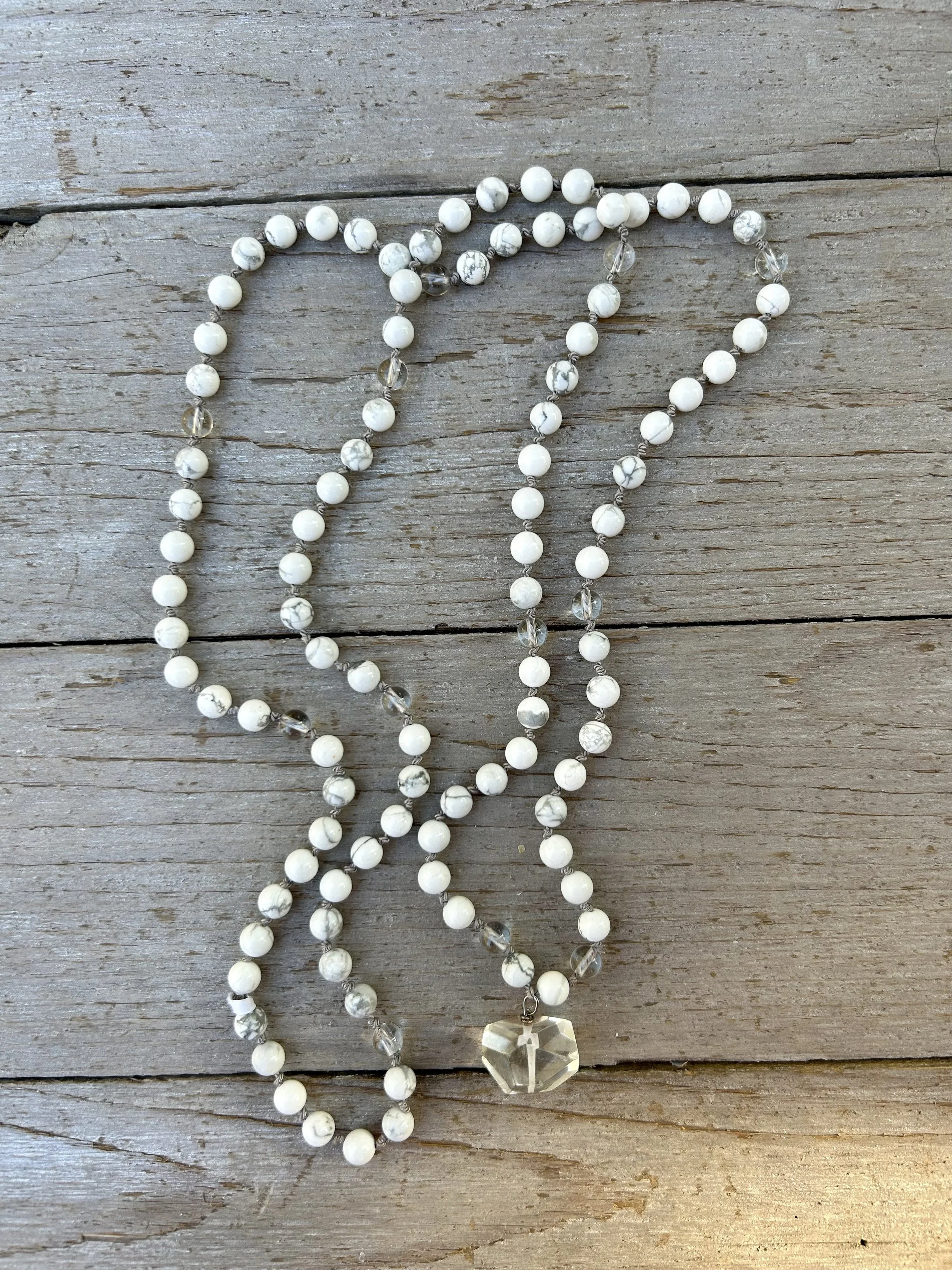 Howlite mala.jpg