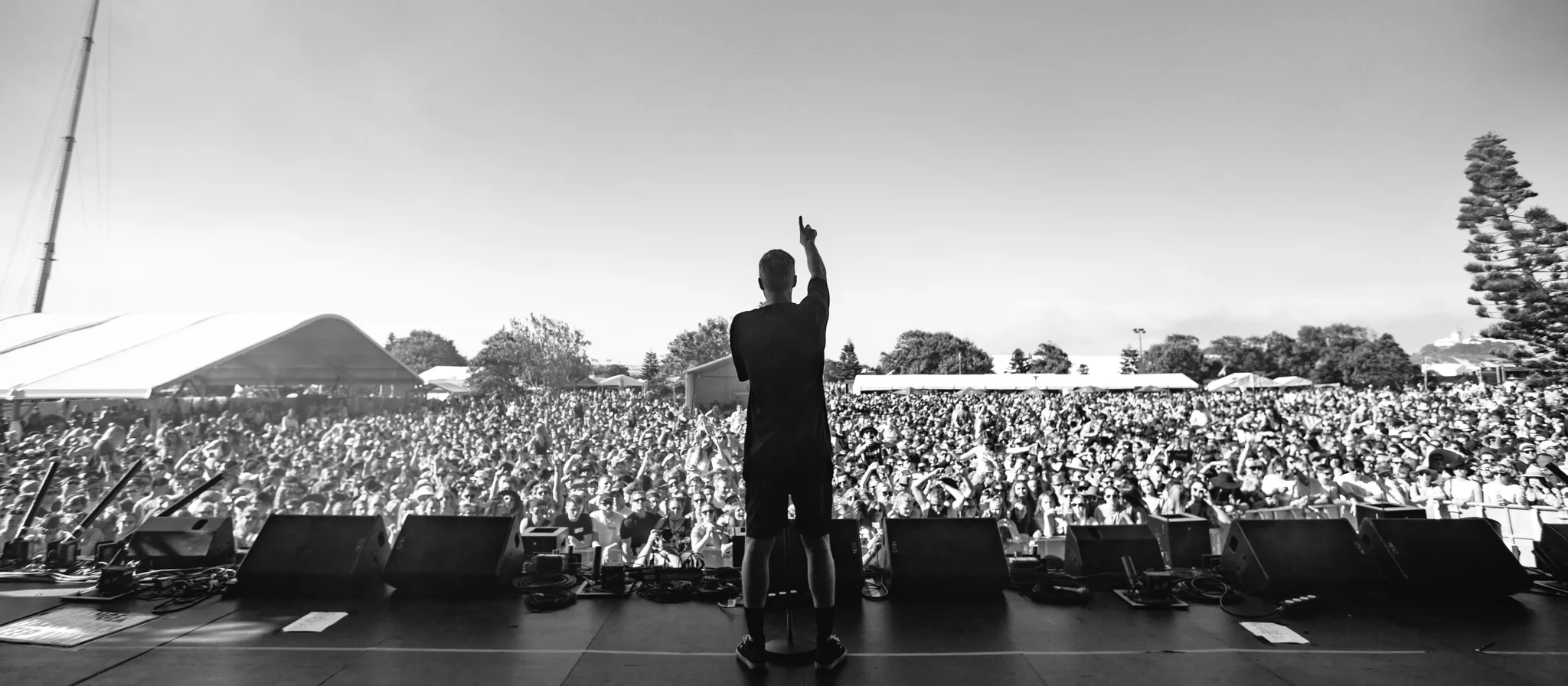 Drapht raising those arms.