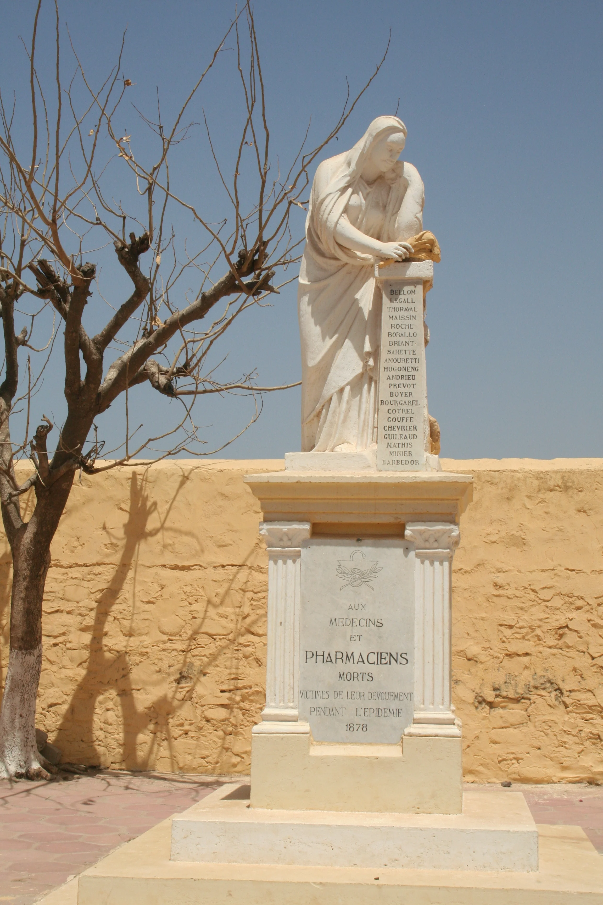 Memorial to the doctors and pharmacists who stayed during the yellow fever outbreak