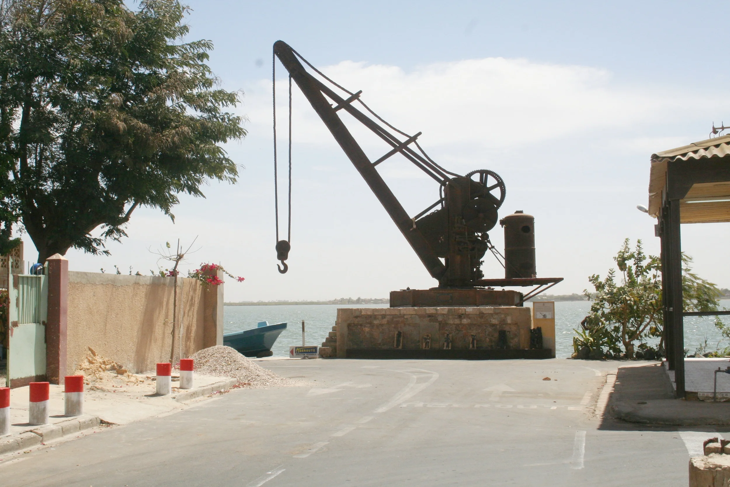  The only remaining mechanical hoist, used to unload ships when Sant-Louis was a more active port. 