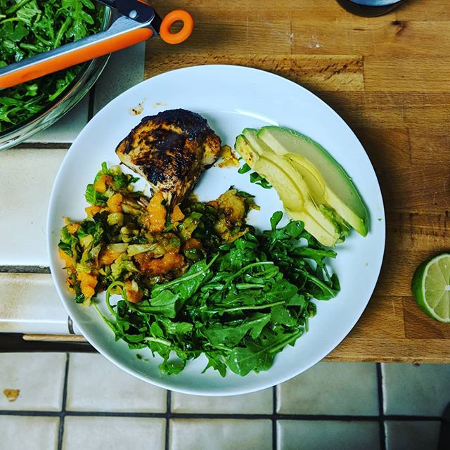 Arugula salad, tomato basil marinated chicken, brussel sprout &amp; butternut squash with avocado slices!! #greekgoddessdressing #avocado #paleo #lowcarb #dinner #arugula #delicious #nutritioncoach #1on1 #entrepreneur #momtrepreneur #askme #nutrition