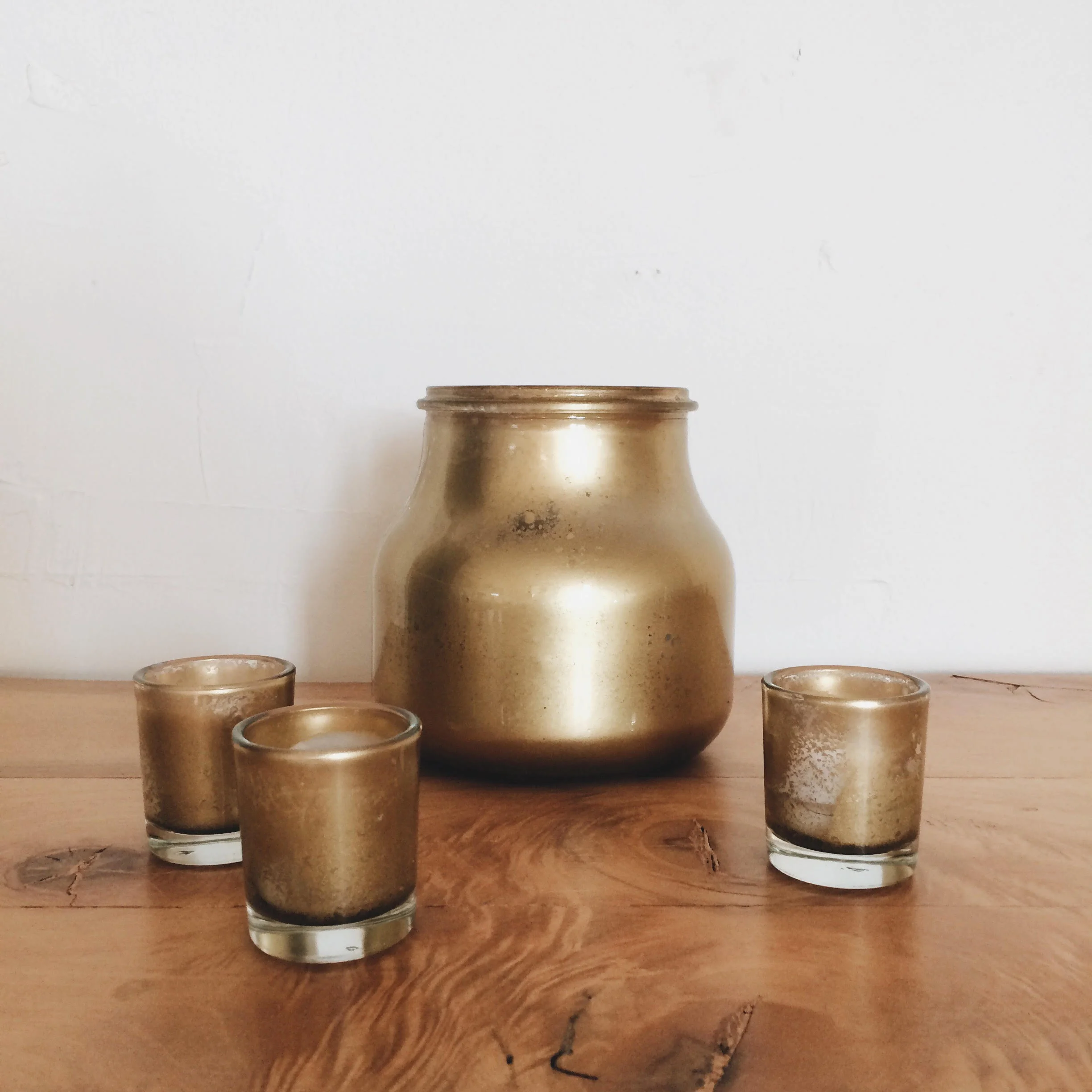 Antique gold vases (20) - 6 x 6" Antique gold votives (24) - 1.5 x 2"