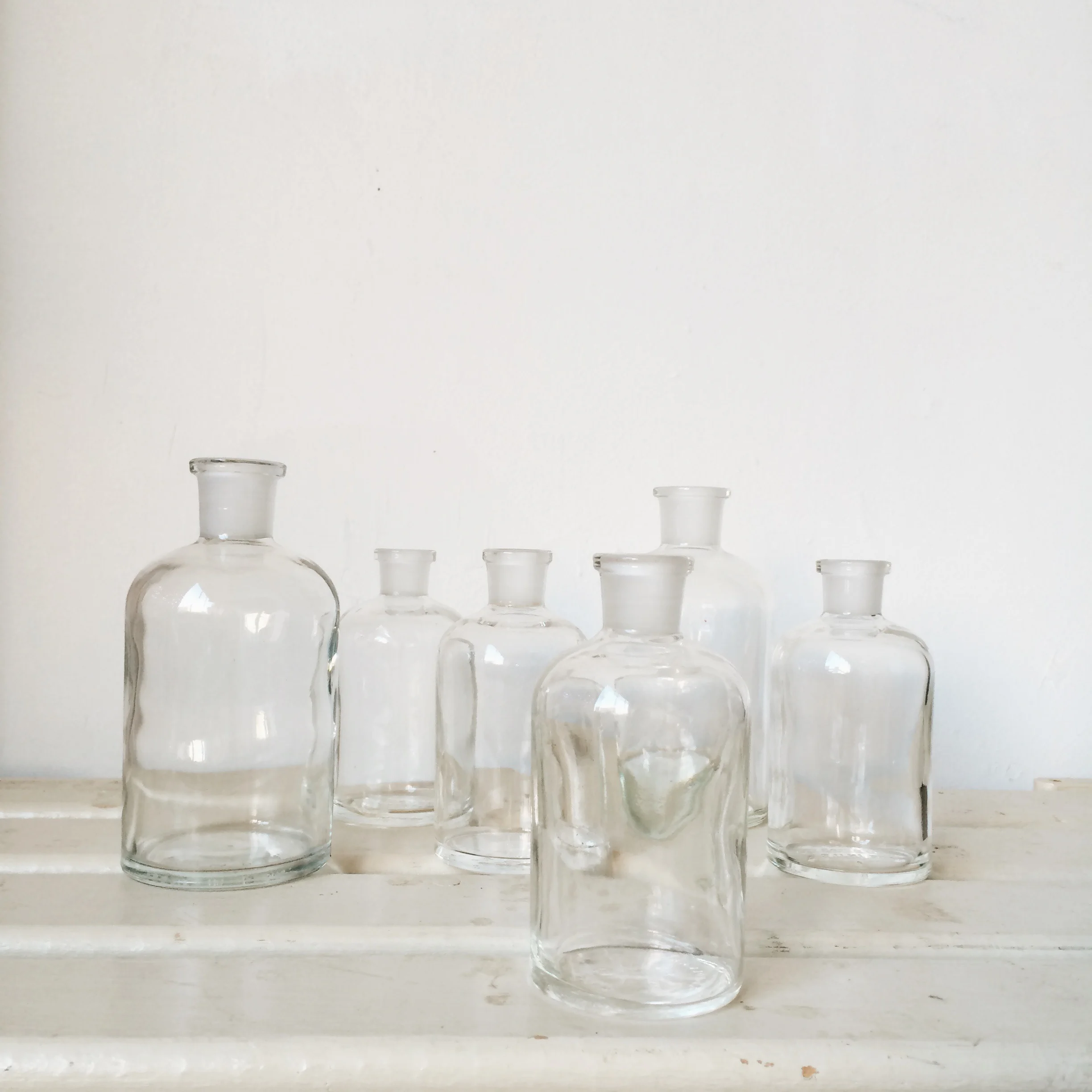  Bottleneck bud vases (19) - 2.5 x 5" Bottleneck bud vases (5) - 3 x 6.5" 