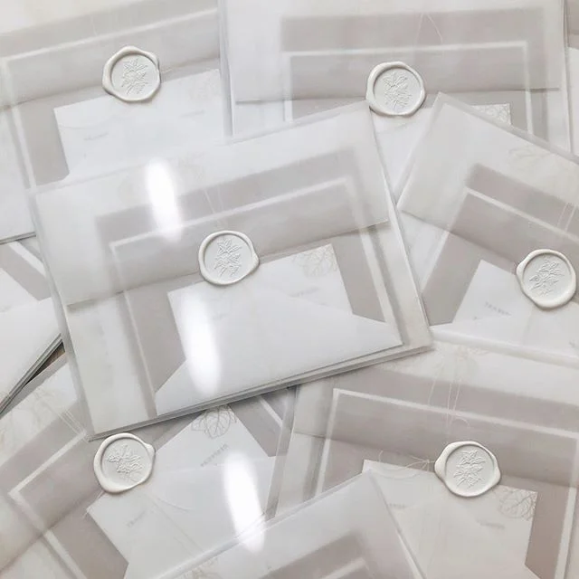 How gorgeous are these inner envelopes by @papelnco, which were handwritten and sealed with a custom illustration to match the suite! ⠀
⠀
#stationery #weddingstationery #invitation #weddinginvitation #waxseal #waxseals #handwritten #stationerylove #l