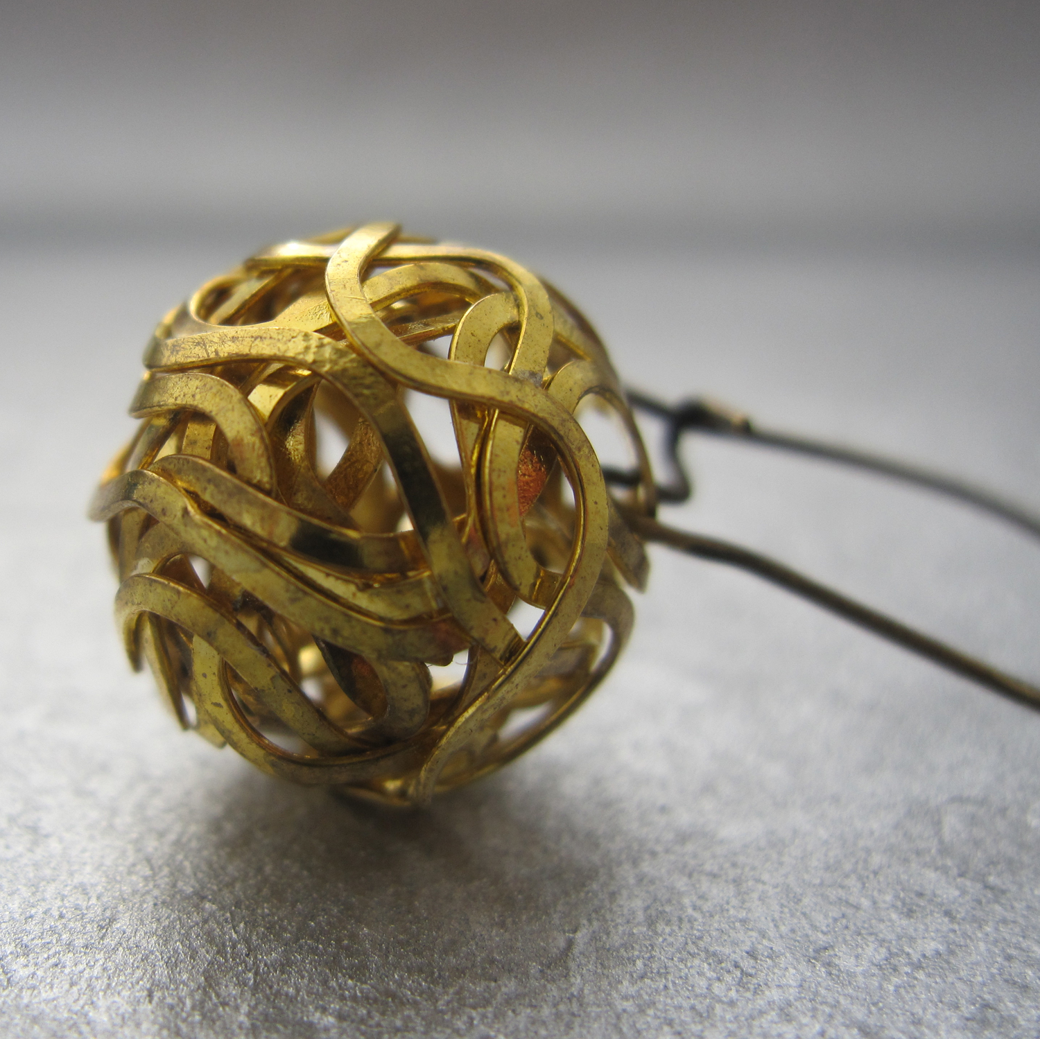 a detail of the nido di fieno earrings