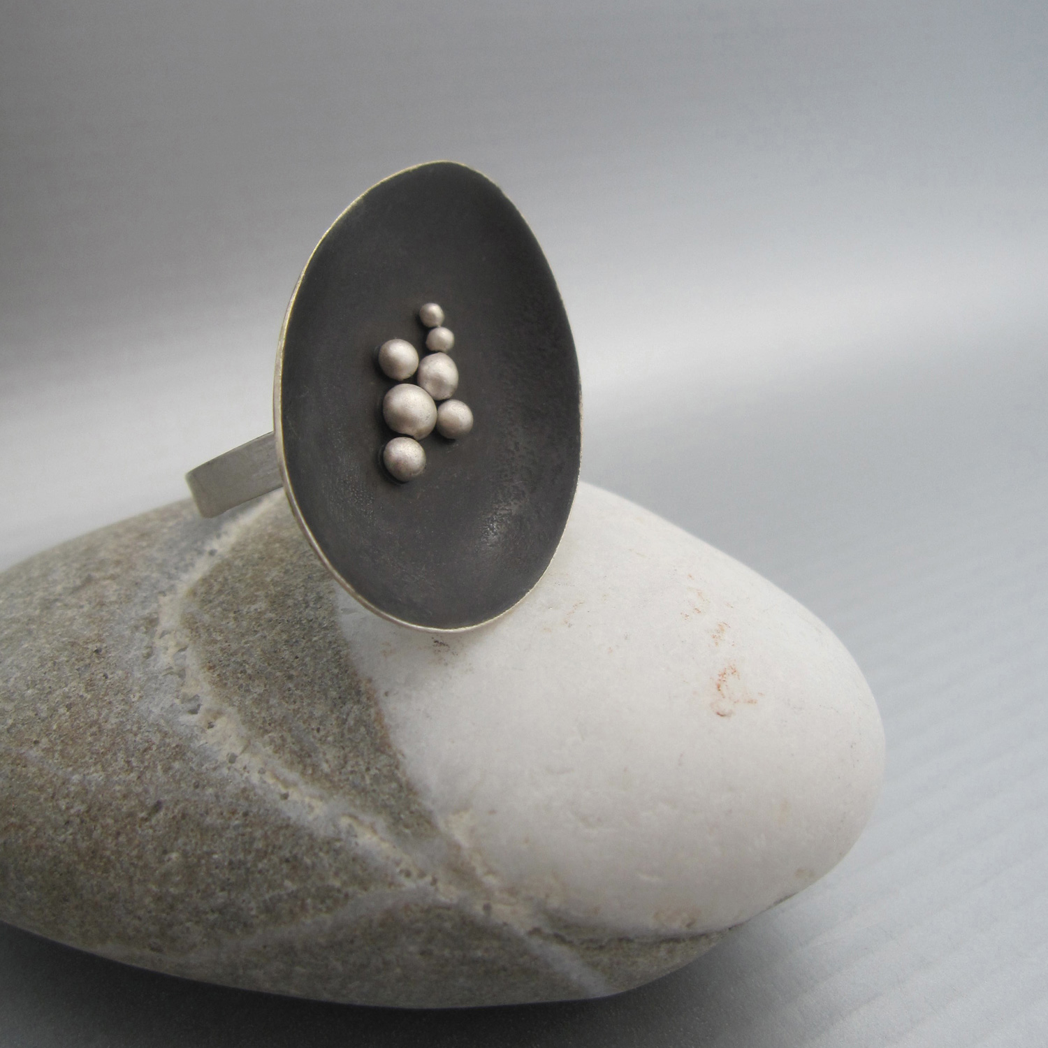 Nido ring in reclaimed and fine silver