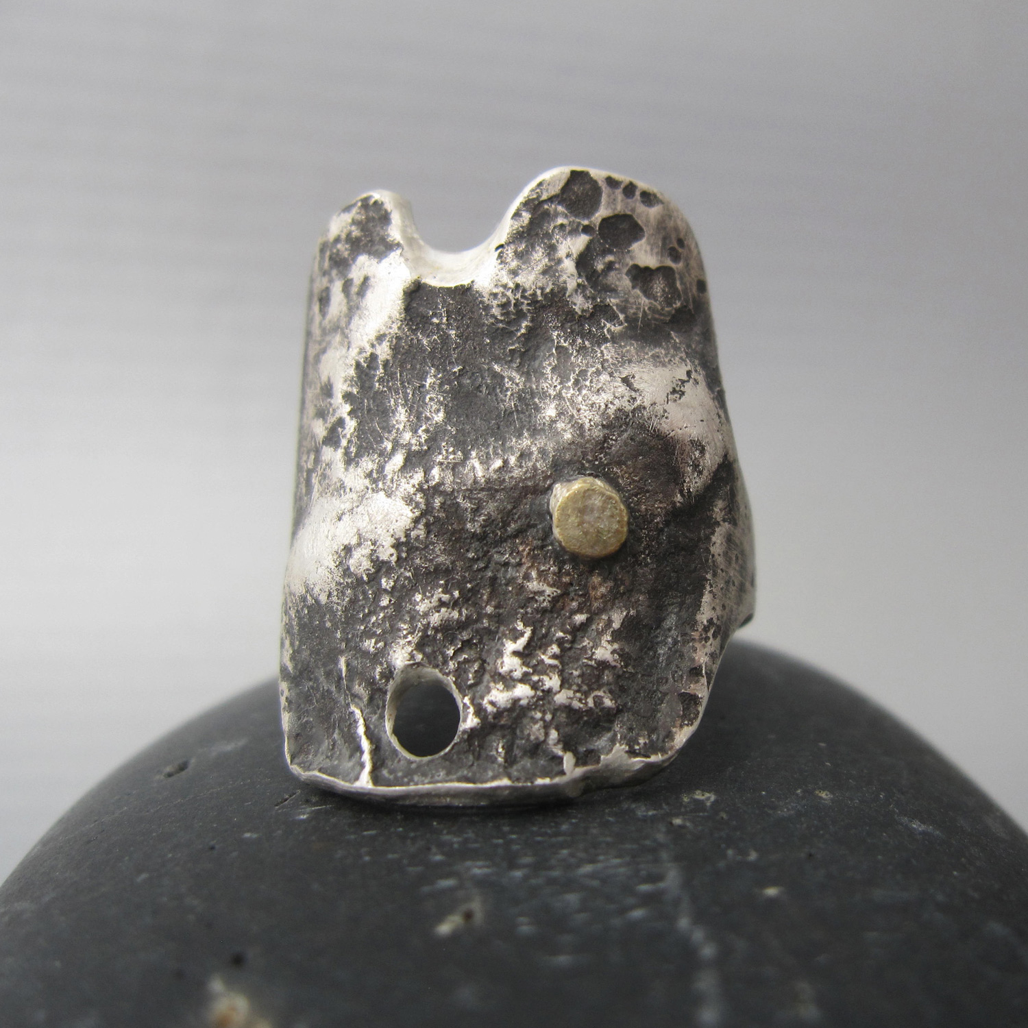 Fondo marino ring in reclaimed silver and 14k solid gold by Maddalena Bearzi