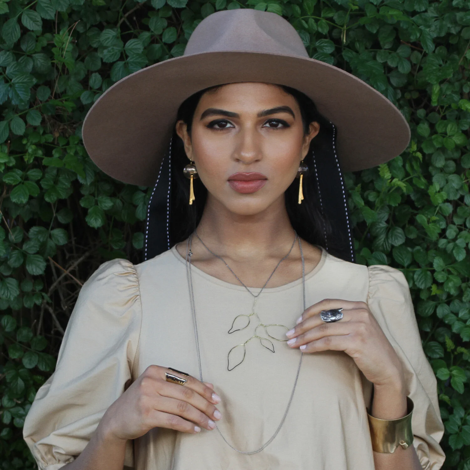 sassolini-neri-necklace-on-geena-1.jpg