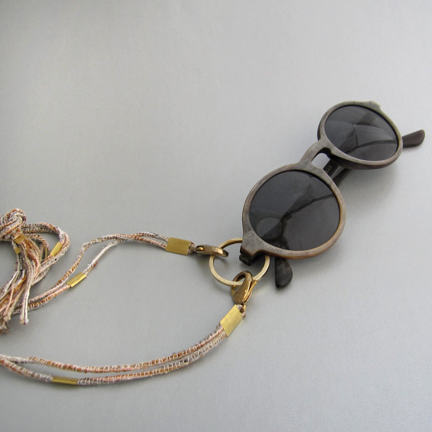 chela-con-occhio-glasses-holder-necklace-choker-bracelet-mask-holder-2.jpg