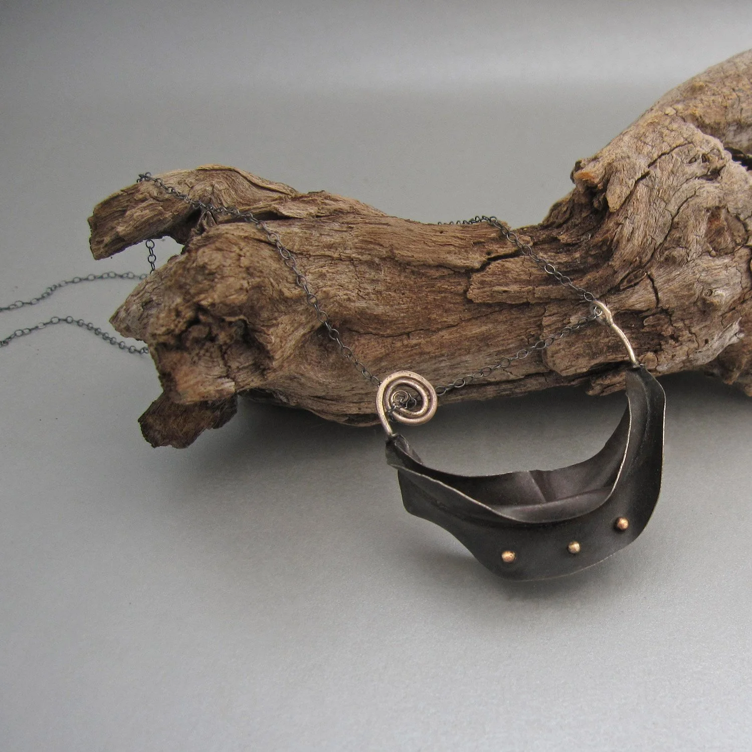 foglia-nera-piegata-necklace-1.jpg