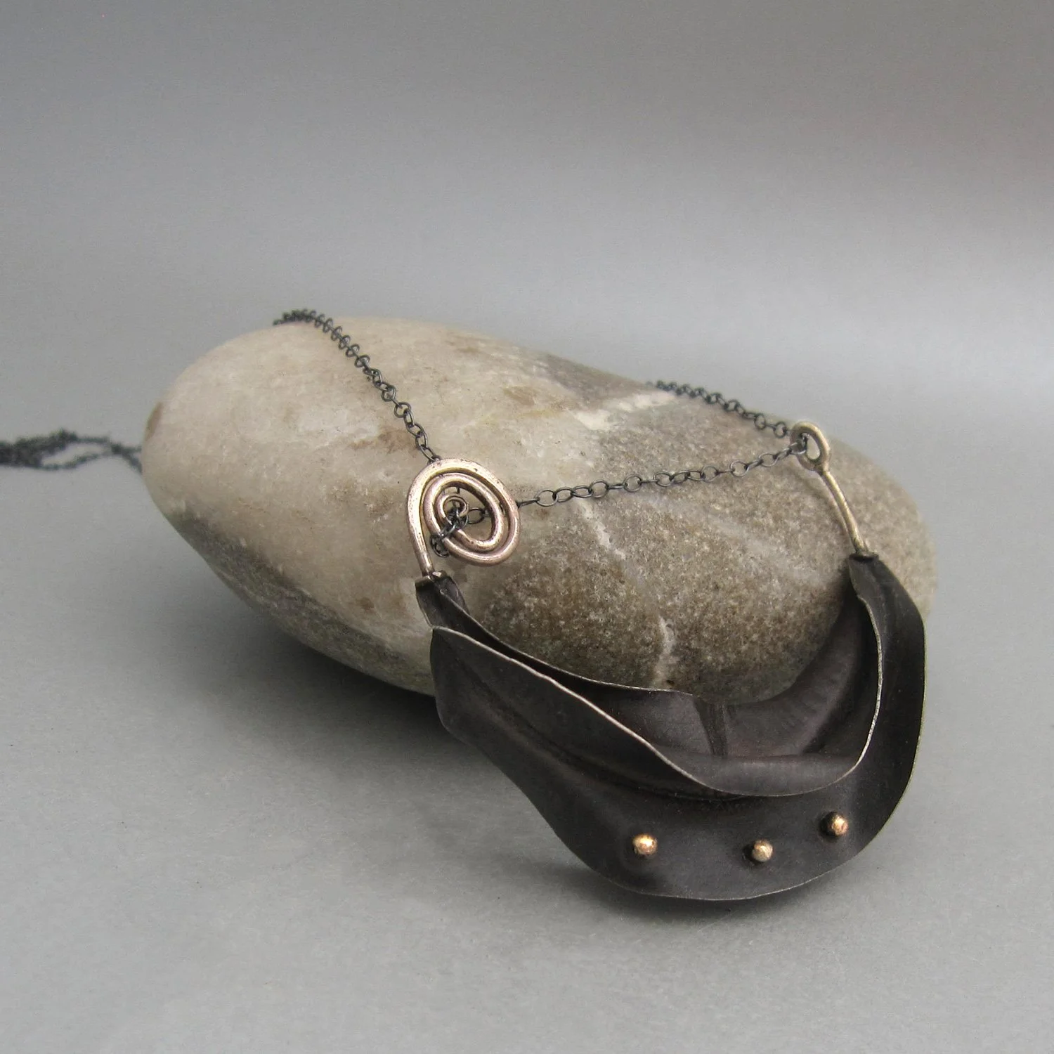 foglia-nera-piegata-necklace-2.jpg