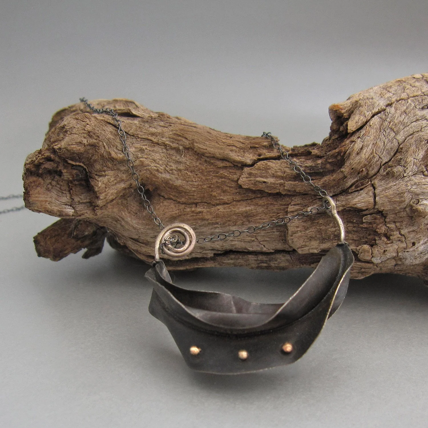 foglia-nera-piegata-necklace-3.jpg