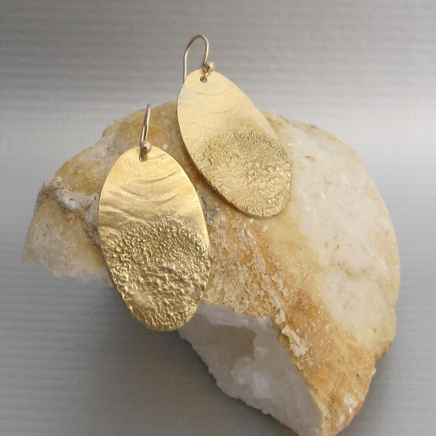 This is the perfect time to wear a pair of this marea bronzea earrings. &ldquo;Tide-inspired&rdquo;, handmade in bronze and of course, unique.
 
Image+design:&copy;maddalenabearzi