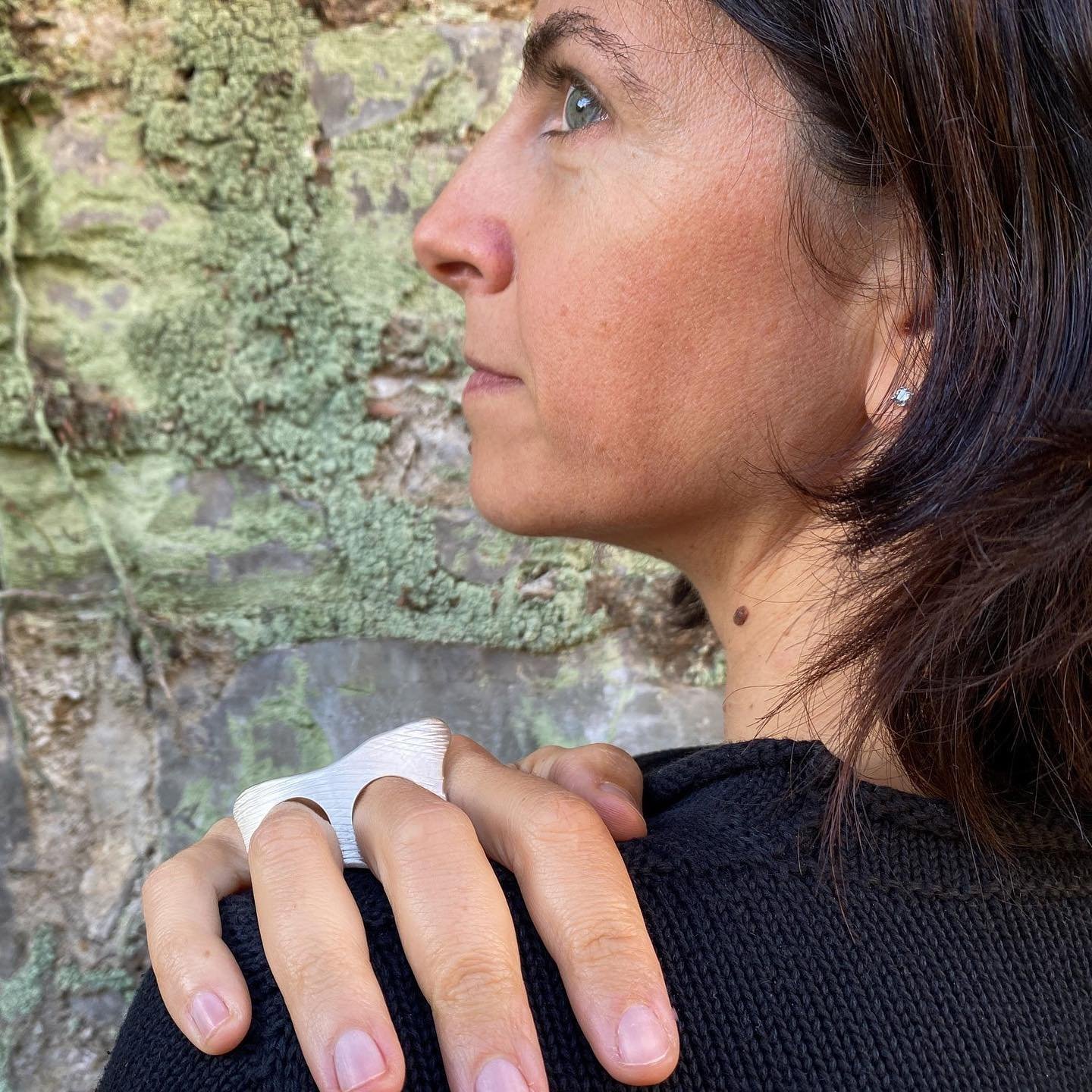 Silvia wearing the new erosione two finger ring. 

Image+design:&copy;️2023maddalenabearzi