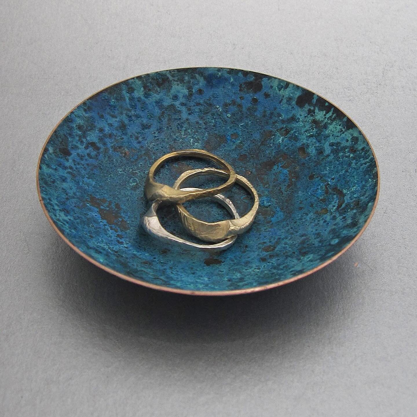 A little, sustainable and handmade dish for your jewelry. This distinctive piece is handmade in recycled copper and finished with a patina created with household ingredients.

Image+design: &copy;️maddalenabearzi