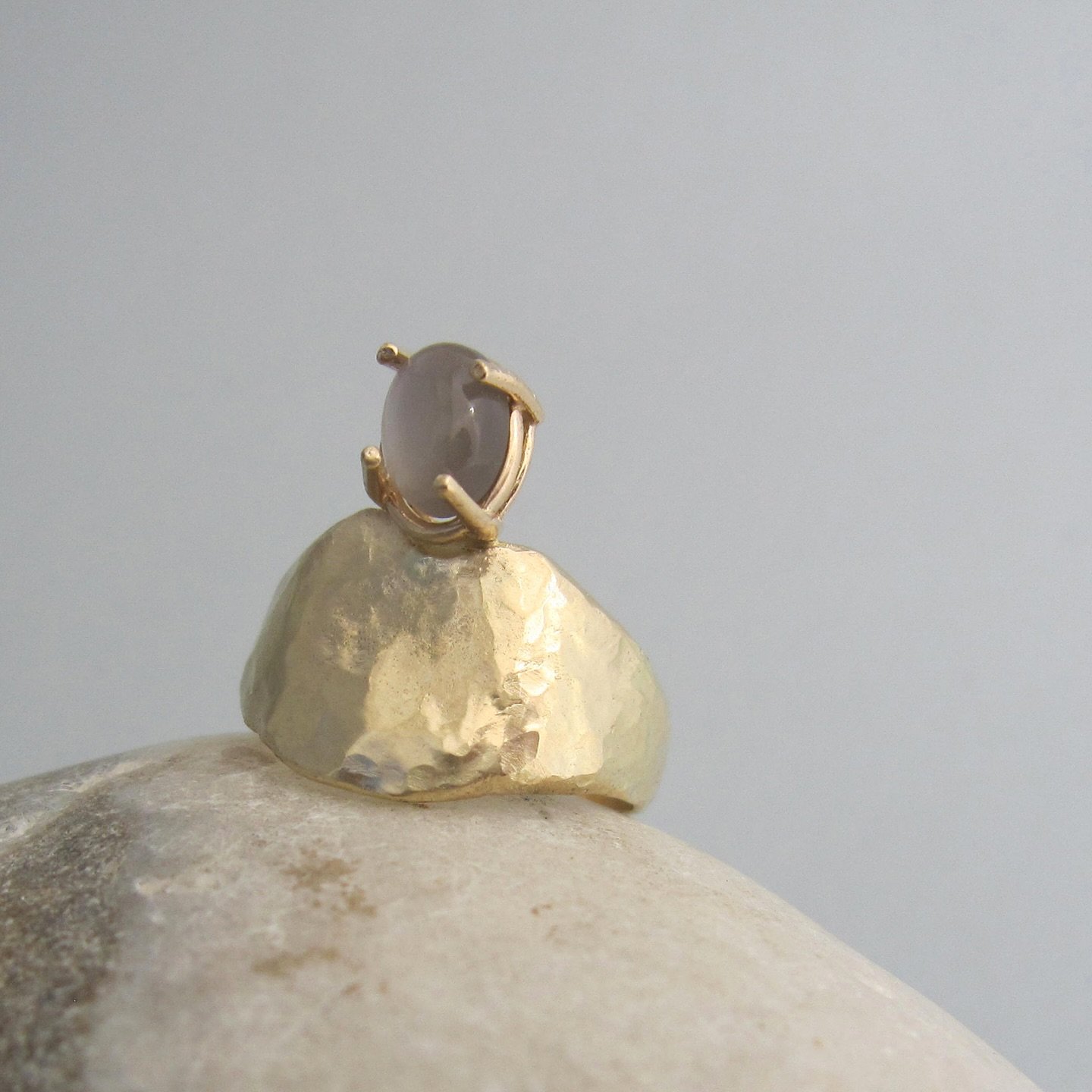 I don&rsquo;t usually work with gold but I made an exception with this one of a kind &ldquo;Luna su mare d&rsquo;oro&rdquo; ring, handcrafted in reclaimed 18k solid gold and finished with a moonstone. 

Image+design: &copy;️maddalenabearzi