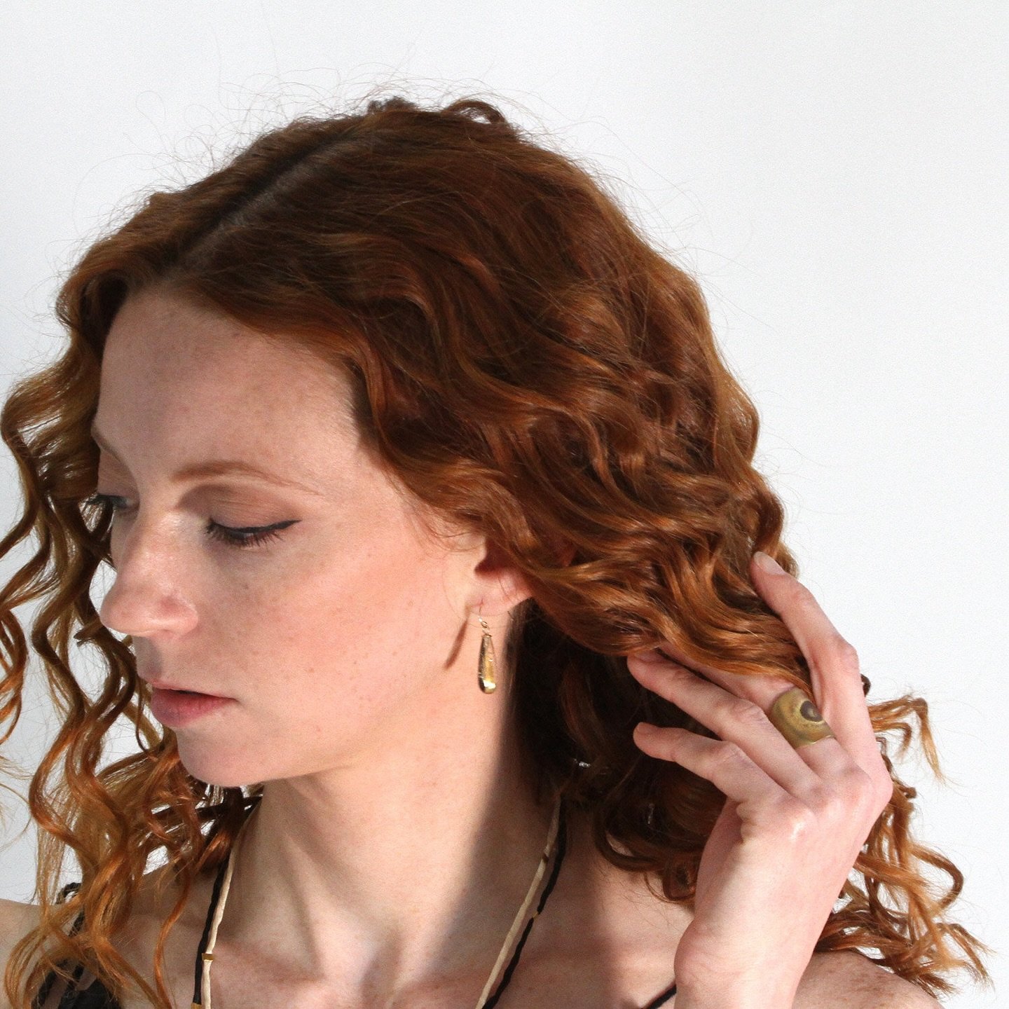 What do we have here? Well, model and actress Frances Parsons wears a pair of goccioloni rutilati earrings in 14k solid gold and rutilated quartz stones with a limited-edition oxidized ring and textile silk necklaces, all signed @maddalenabearzi 
 
M