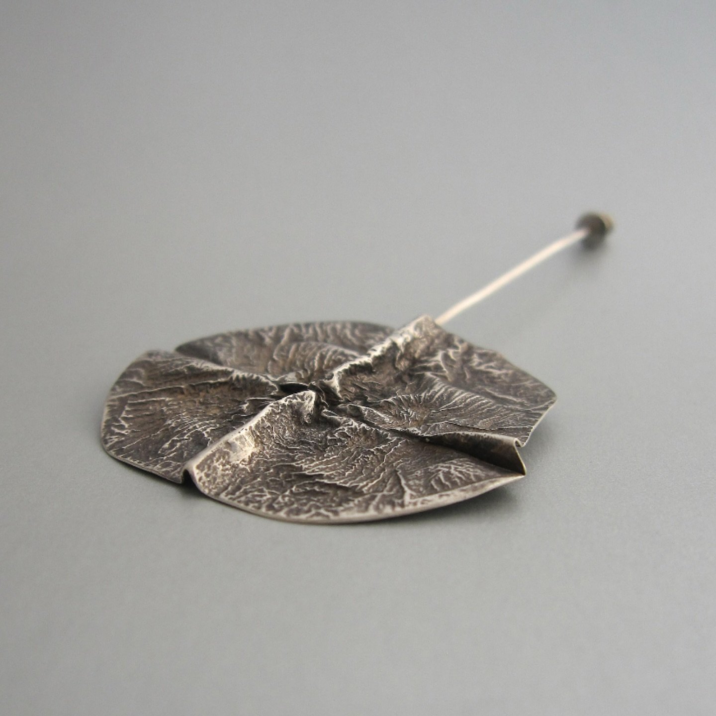 A close up of the one of a kind cresta abissale brooch inspired by an abyssal ridge.

Available here:
https://www.maddalenabearzi.com/one-of-a-kind/cresta-abissale-brooch

Image+design: &copy;️maddalenabearzi
