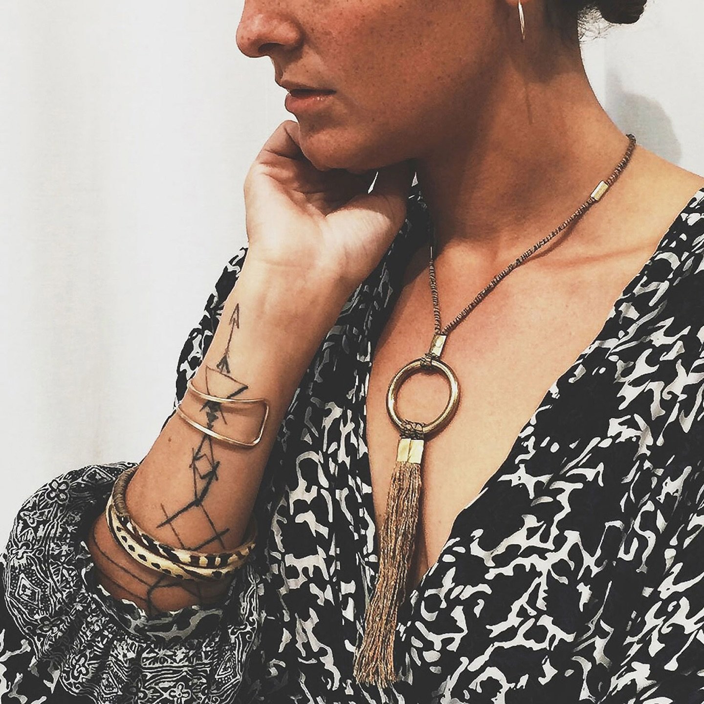 Never get tired of the occhione d&rsquo;oro necklace. This piece is handcrafted in Japanese silk wrapped in silk and finished with satin-finished and partially hammered raw brass. 
Available online:
https://www.maddalenabearzi.com/textile/occhione-do