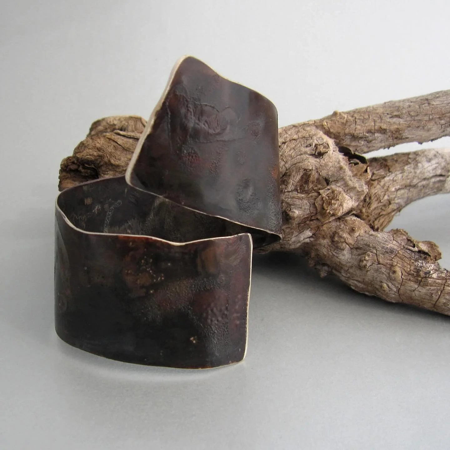 A dark and dying coral reef inspired the design of this organic-looking, elegant, and at the same time unique bracelet that makes a statement. 
Buy online here: https://www.maddalenabearzi.com/one-of-a-kind/corallo-scuro-bracelet

materials + sustain