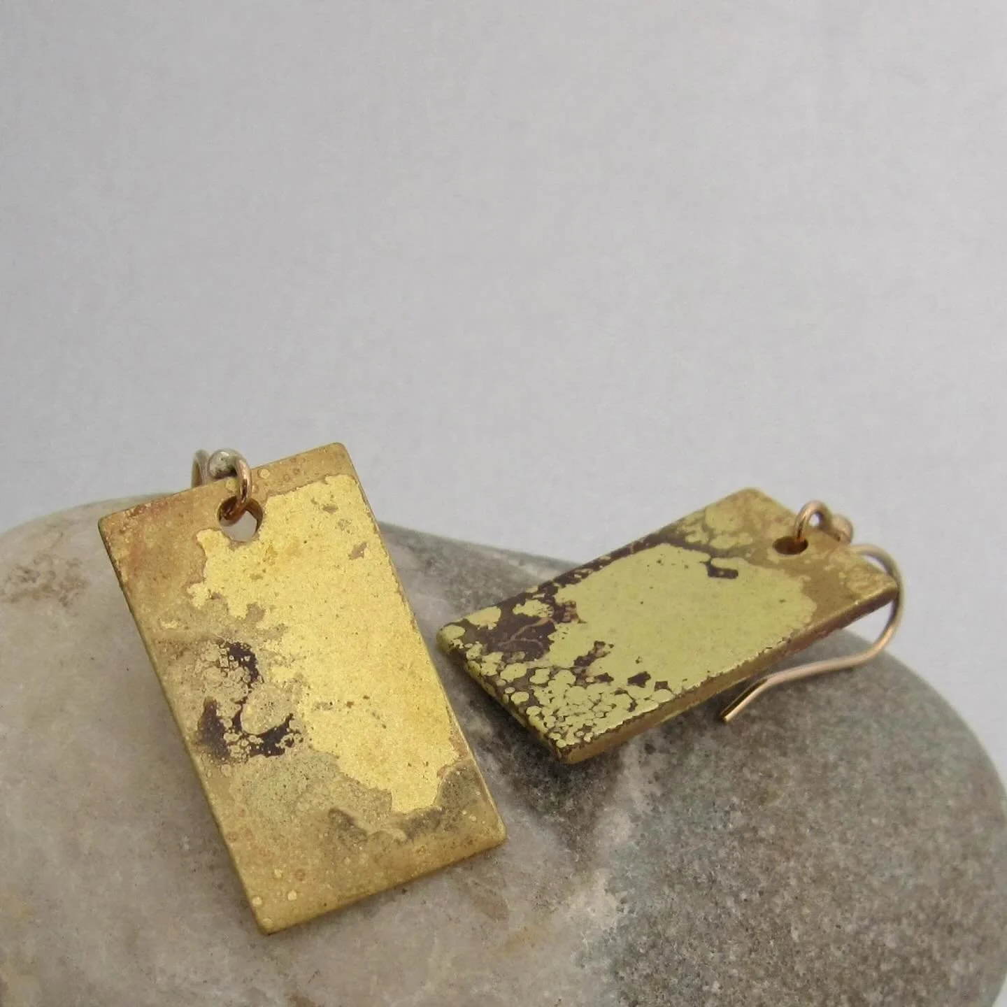 Terra Ombre earrings: handmade, sustainable, and shaped by earth&rsquo;s shadows.

Image+design: Maddalenabearzi