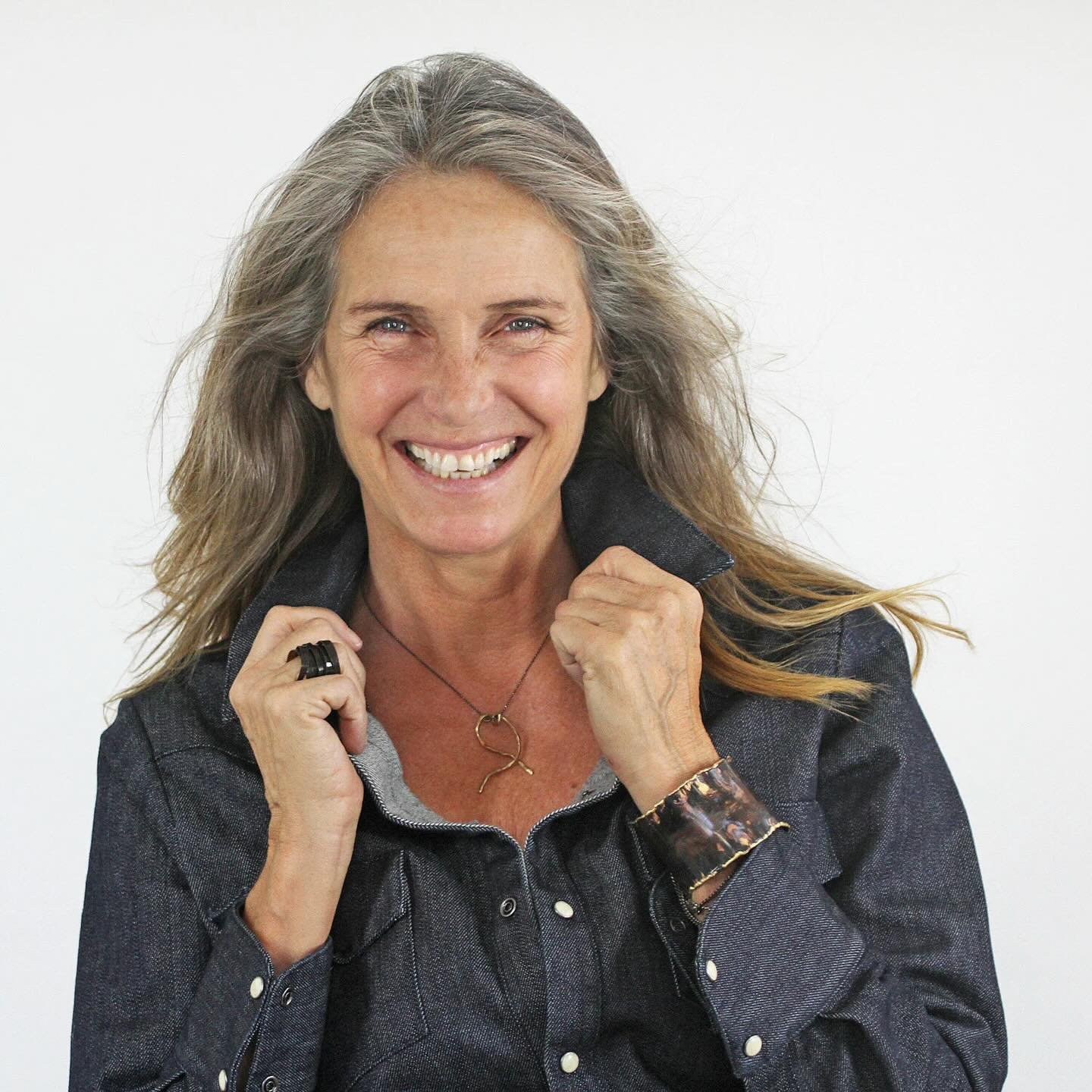 ✨ Holiday vibes are calling! 
This Saturday, we&rsquo;re popping up at @mush_silverlake for a festive outdoor market 🎁
Discover:
&bull;	My handmade, nature-inspired jewelry 
&bull;	The locally made clothing line Lotte.99 
📍 1617 Silverlake Blv