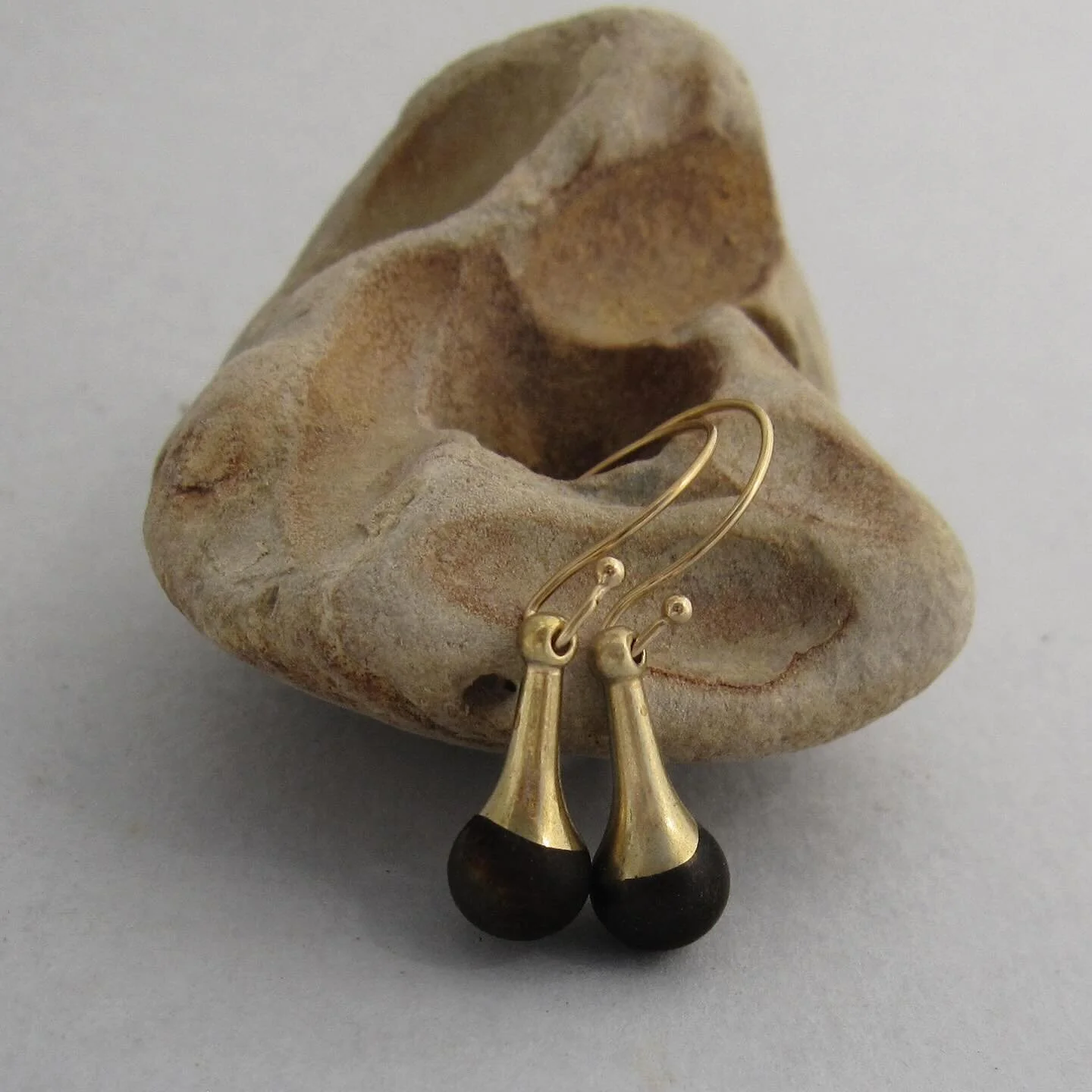 New collection piece: goccioline nere earrings inspired by drops of polluted air. 
Elegant, handmade and unique. 

Buy them online: 
https://www.maddalenabearzi.com/handmade-limited-editions/goccioline-nere-earrings

Image+design: &copy;️2025maddalen