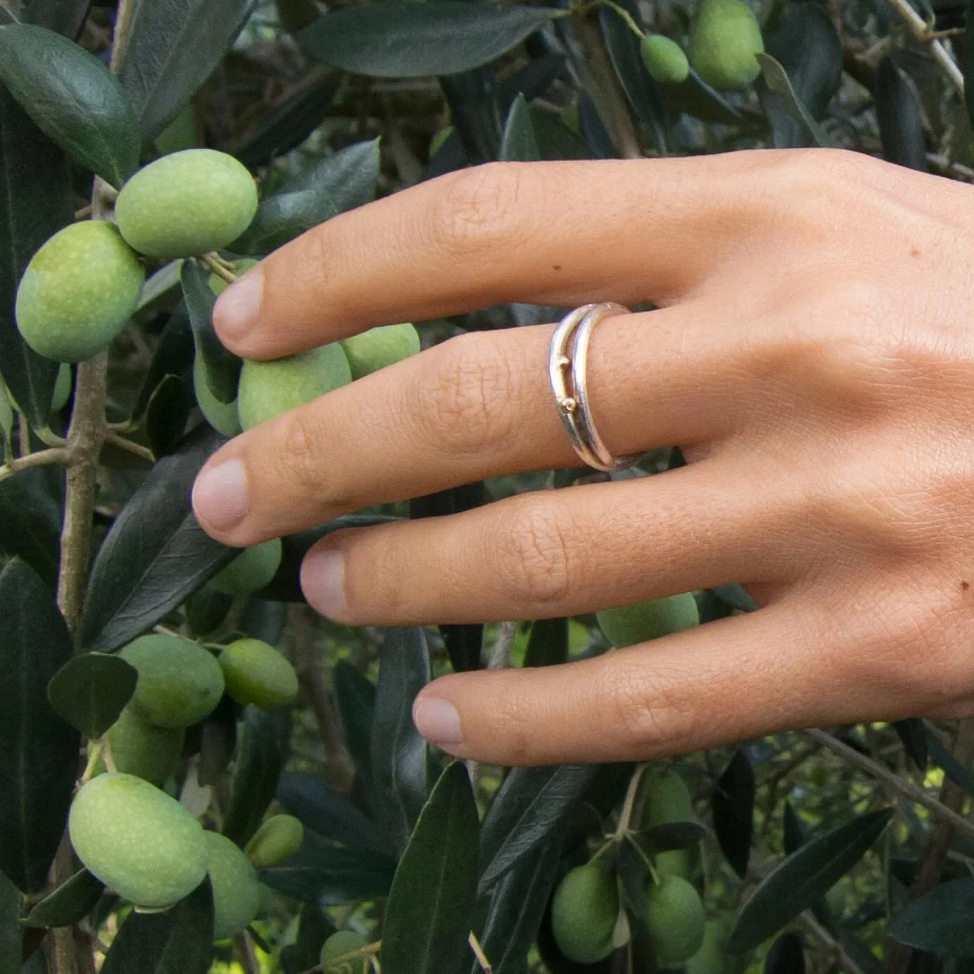 Simple, elegant, organic looking, and handcrafted in solid gold and silver. This is the aria oro ring. 

Available here: https://www.maddalenabearzi.com/handmade-limited-editions/aria-oro-ring

Image+design: MaddalenaBearzi