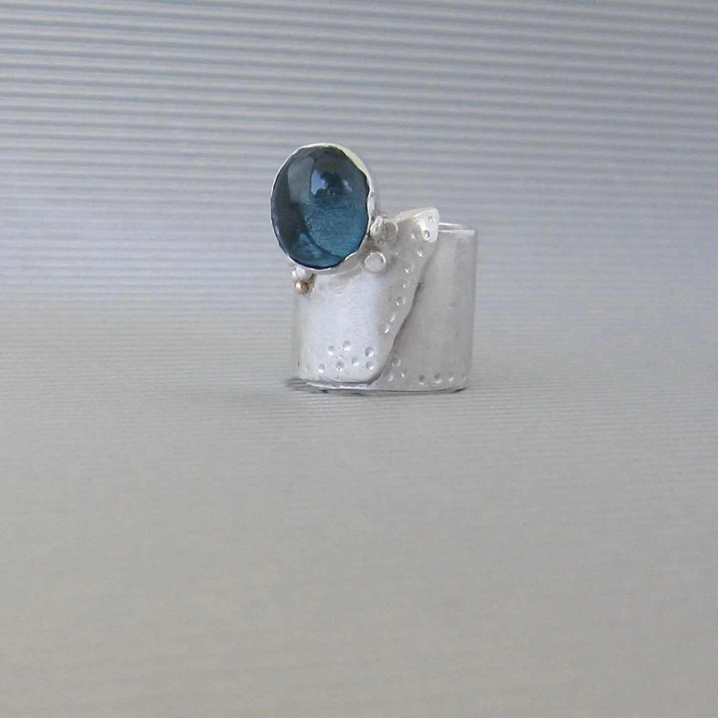 albero blu ring - A singular design, shaped by the natural beauty of a tree trunk and perfected with a sapphire centerpiece. Handcrafted in pure and sterling silver and 18k solid gold.

 Image+design: maddalenabearzi