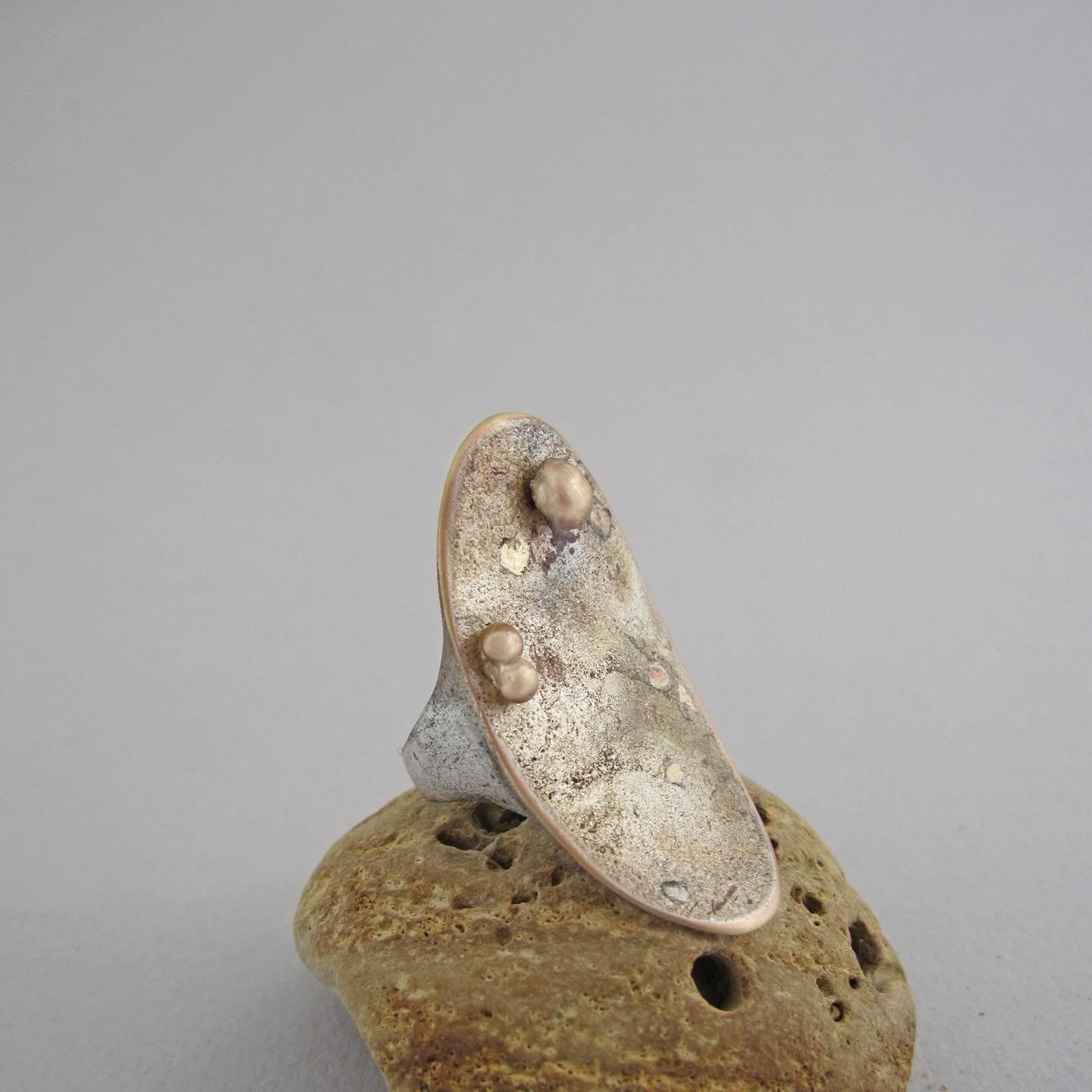 NEW !!!
Pianeta nano ring - The design of this ring draws inspiration from Haumea, a dwarf planet located beyond Neptune&rsquo;s orbit. The ring - crafted in silver, bronze and copper - features a distinctive, handcrafted oxidation, carefully achieve