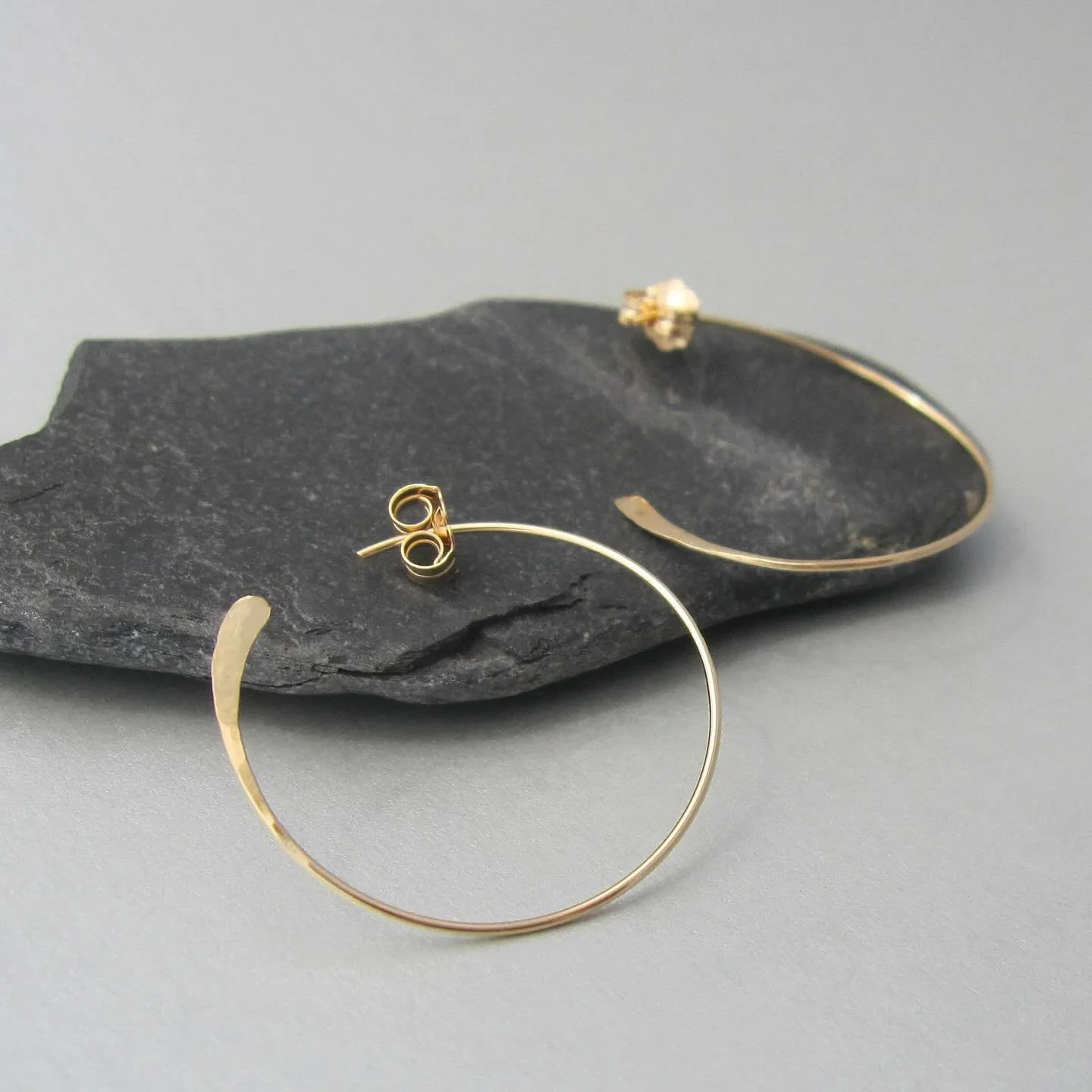 This Monday, the spotlight turns to our Onda d&rsquo;Oro Mossa Earrings &mdash;handcrafted and now yours at 40% OFF for one week only!
Apply code SALE-VI-40 at checkout. 🌿
 Don&rsquo;t miss it&hellip; another design is waiting to blossom soon.
Bu