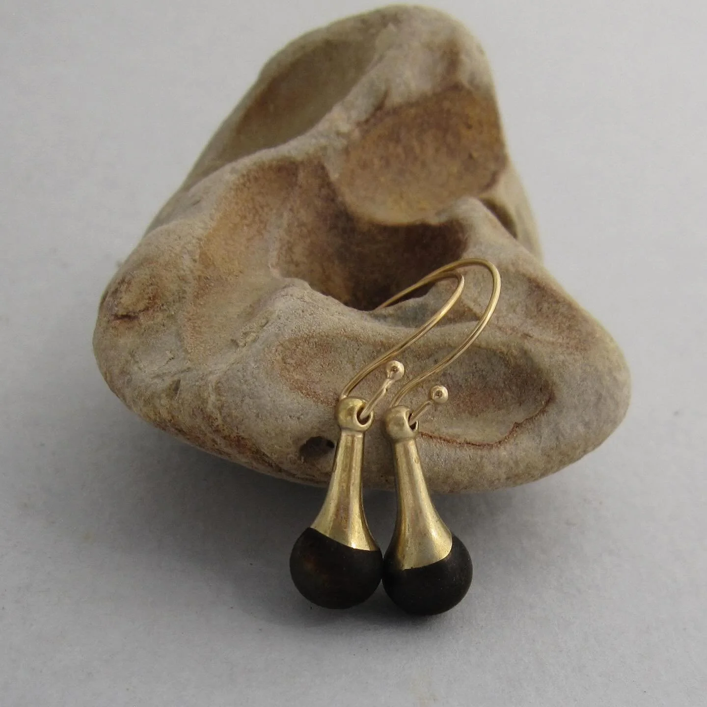 New collection piece: goccioline nere earrings inspired by drops of polluted air. 
Elegant, handmade and unique. 

Buy them online: 
https://www.maddalenabearzi.com/handmade-limited-editions/goccioline-nere-earrings

Image+design: &copy;️2025maddalen