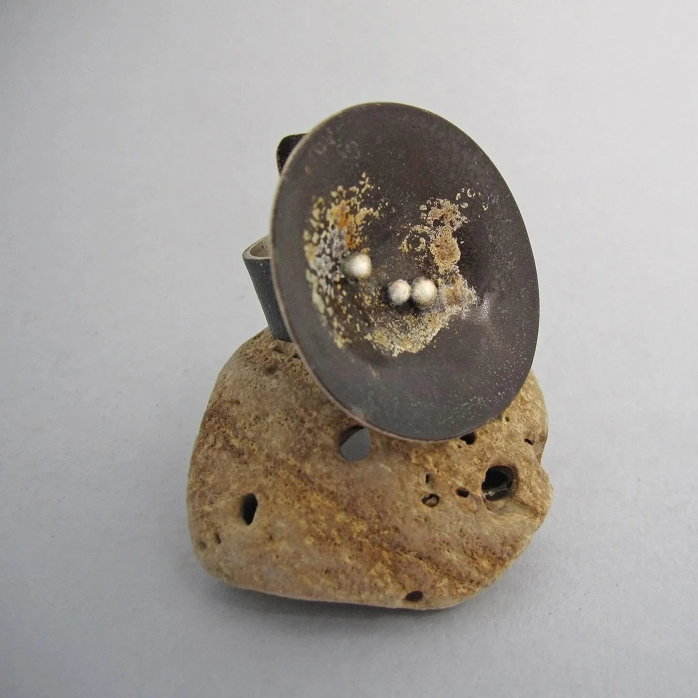 🆕 Inspired by a surreal black planet speckled with vibrant green and pink hues, the Pianeta Rosato Tondo ring is a true one-of-a-kind treasure. The hand-applied patina&mdash;created using everyday household ingredients&mdash;adds an earthy, organic 