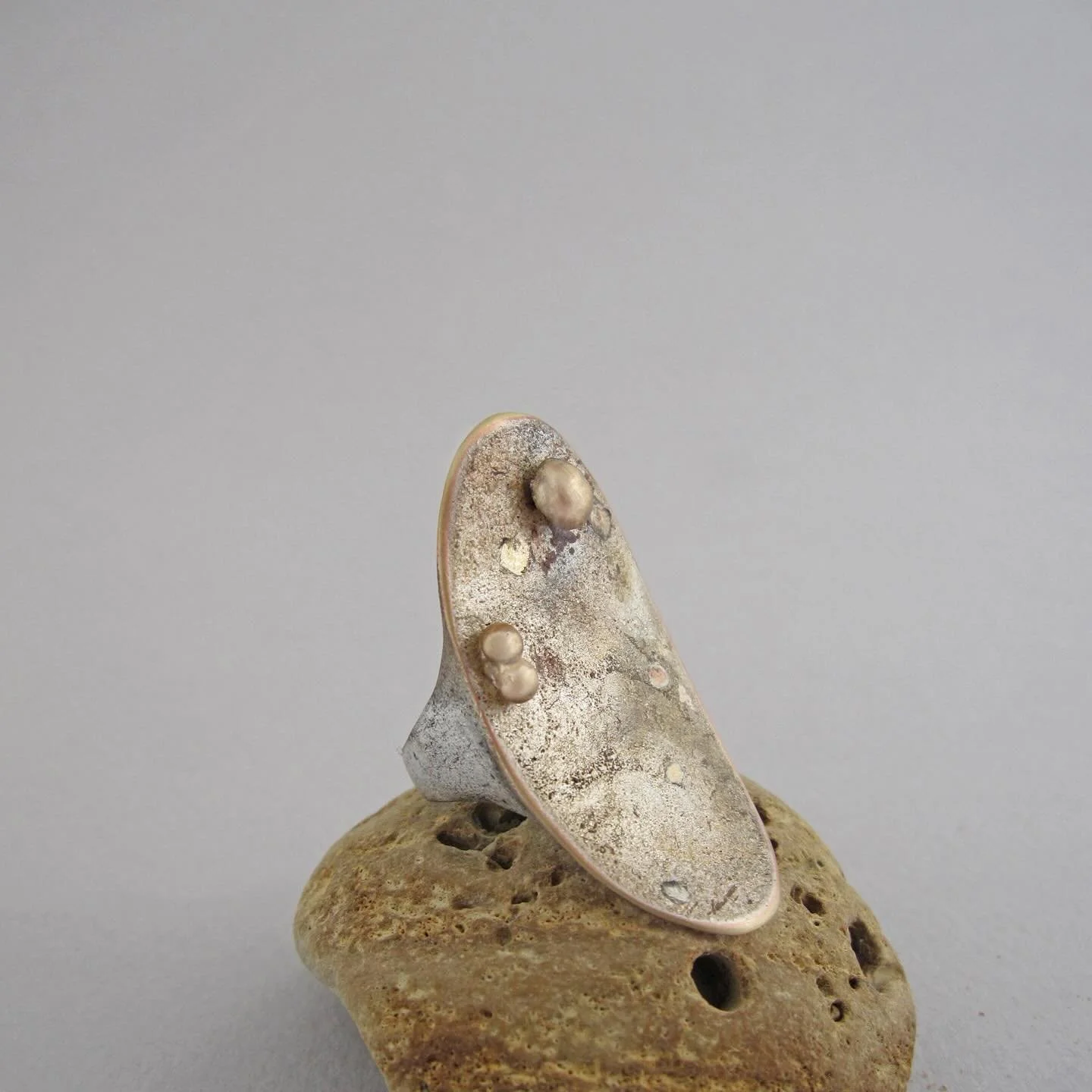 NEW !!!
Pianeta nano ring - The design of this ring draws inspiration from Haumea, a dwarf planet located beyond Neptune&rsquo;s orbit. The ring - crafted in silver, bronze and copper - features a distinctive, handcrafted oxidation, carefully achieve