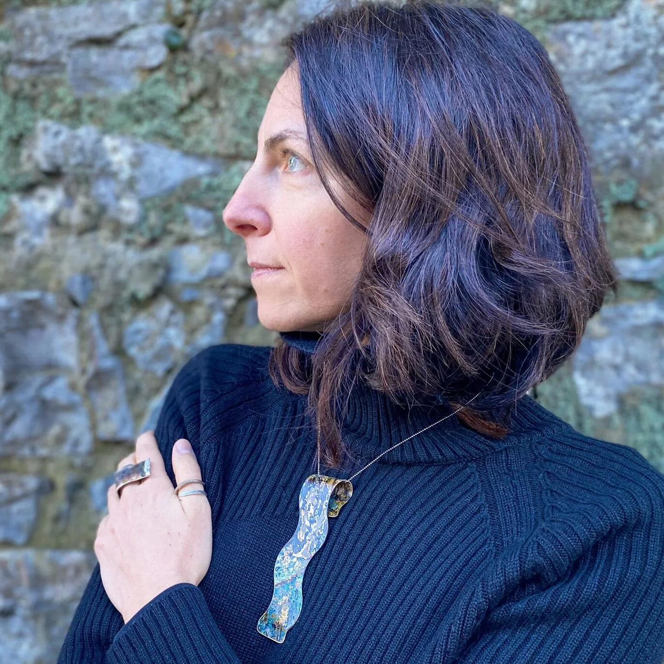 Silvia wearing fossili marini necklace and onda Alta ring in the Umbrian countryside.

Design: maddalenabearzi