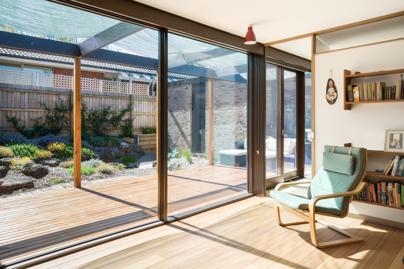  Indoor outdoor living space with Hardwood, timer floors and decking and double glazed windows and doors.  Photography by Charlie Kinross 